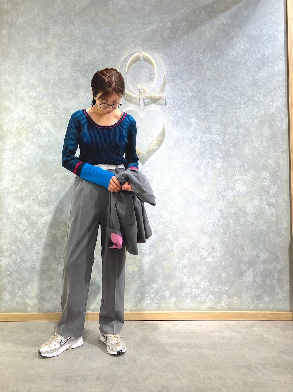 ブルー系のTシャツ/カットソー、グレー系のテーラードジャケット、グレー系のスラックスを着用したレディースの秋コーディネートの1枚目の写真