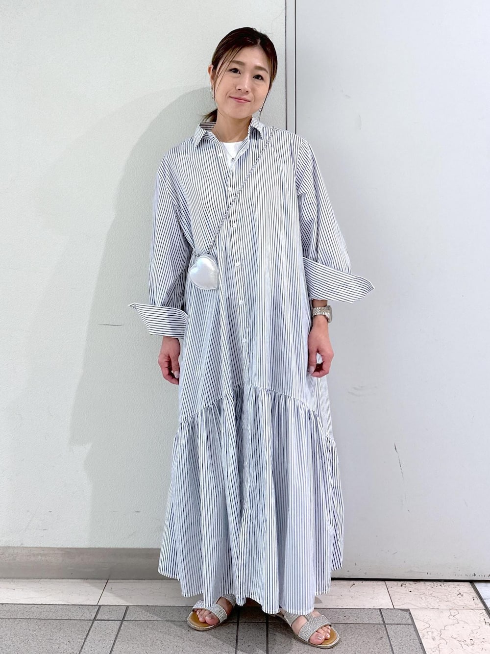 「ropepicnic＿snap、24SS春の新作、骨格ナチュラル、ママコーデ、シャツワンピ、ワンピース、ワンピ、ブルー、ストライプ、ロング、カットソー、ノースリーブ、ホワイト、デニム、ハイウエスト」｜「ROPE' PICNICのウエストシェイプカービーデニム（デニムパンツ、ブルー系）」を使った、sayaさん（レディース・155cm）の春コーディネートの1枚目の写真
