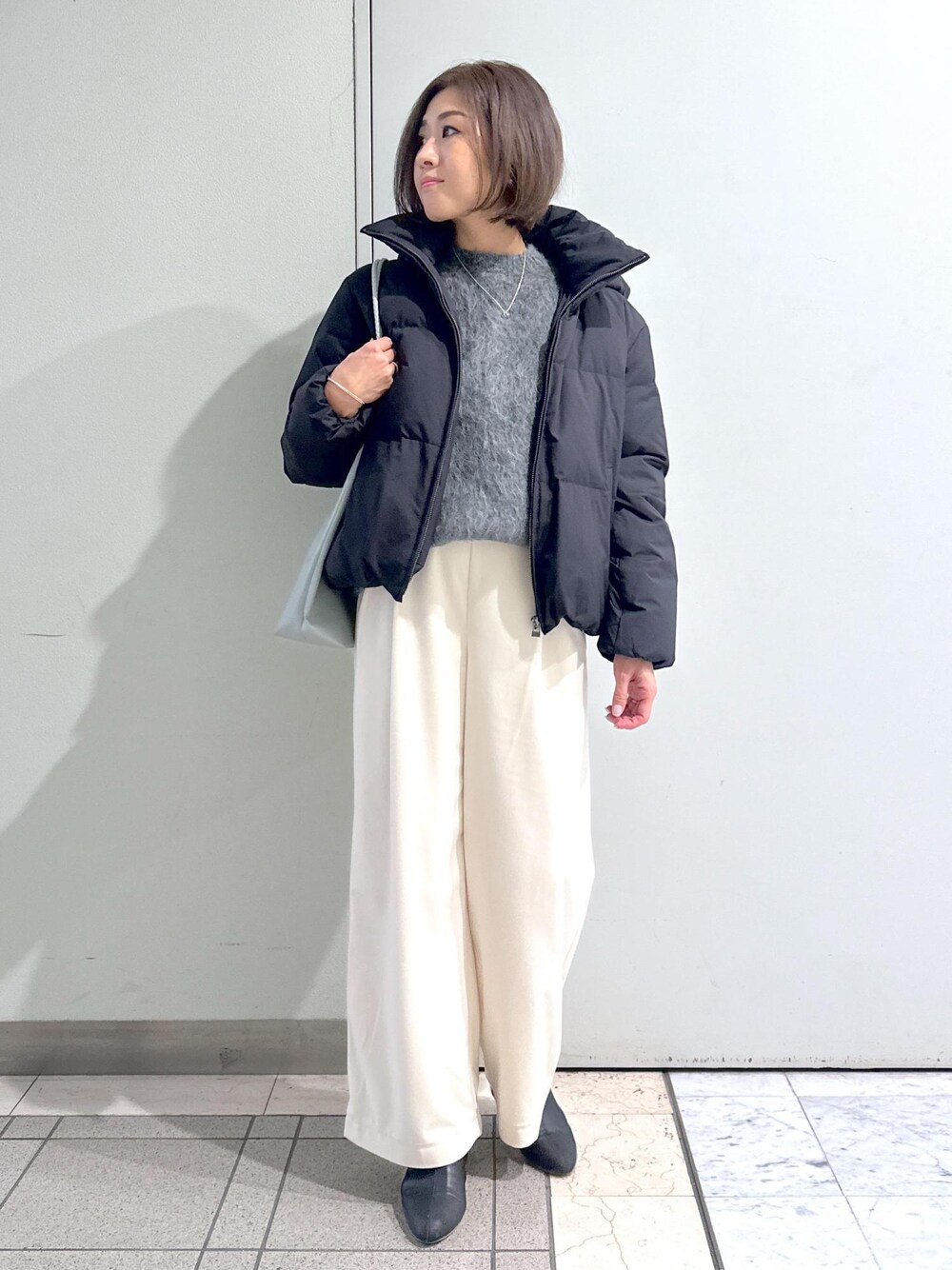 「冬コーデ、お出かけコーデ、旅行コーデ、女子会コーデ、パンツスタイル、シンプルコーデ、ベーシック、ROPÉ PICNIC、ナチュラル、イエベ秋、乾燥、トップス、ニット/セーター、ジャケット/アウター、ダウンジャケット/コート」｜「ROPE' PICNICのGREEN DOWN MINOTECK/フード取り外しショートダウン/リンクコーデ（ダウンジャケット/コート、ブラック系）」を使った、sayaさん（レディース・155cm）の冬コーディネートの1枚目の写真