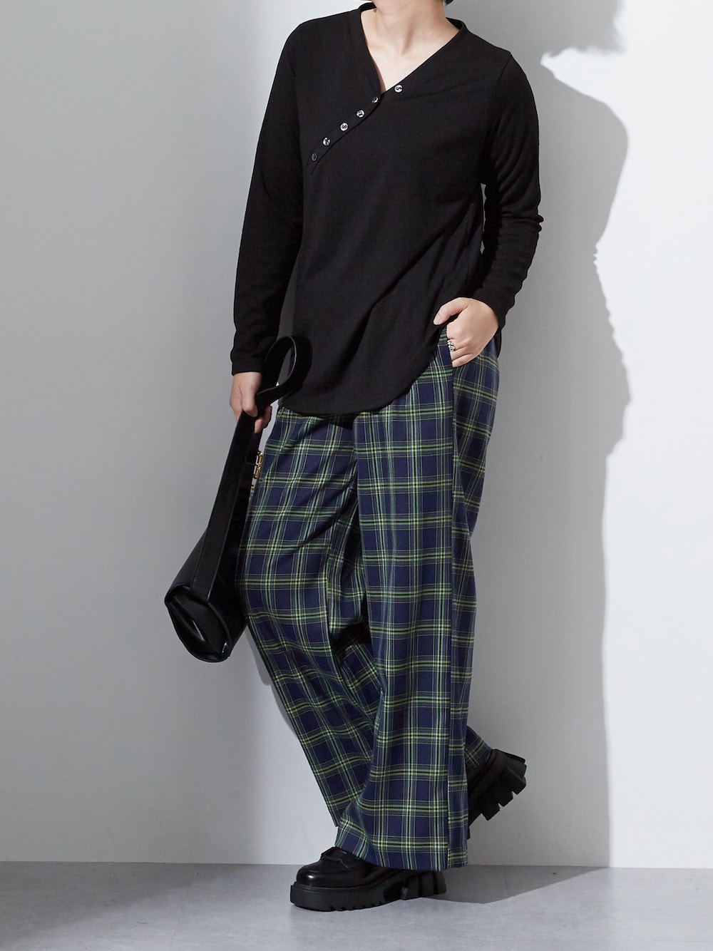 「レディースファッション、スタッフ、レギュラー、秋イベントコーデ、30代、160cm台コーデ、Soiunique、モード、ヘンリーネック、チェックパンツ、メンズライク」｜「nissenのヘンリーネック斜めボタン長袖Tシャツ ［Soiunique］（Tシャツ/カットソー、ブラック系）」を使った、しかおさん（レディース・161cm）の夏コーディネートの1枚目の写真