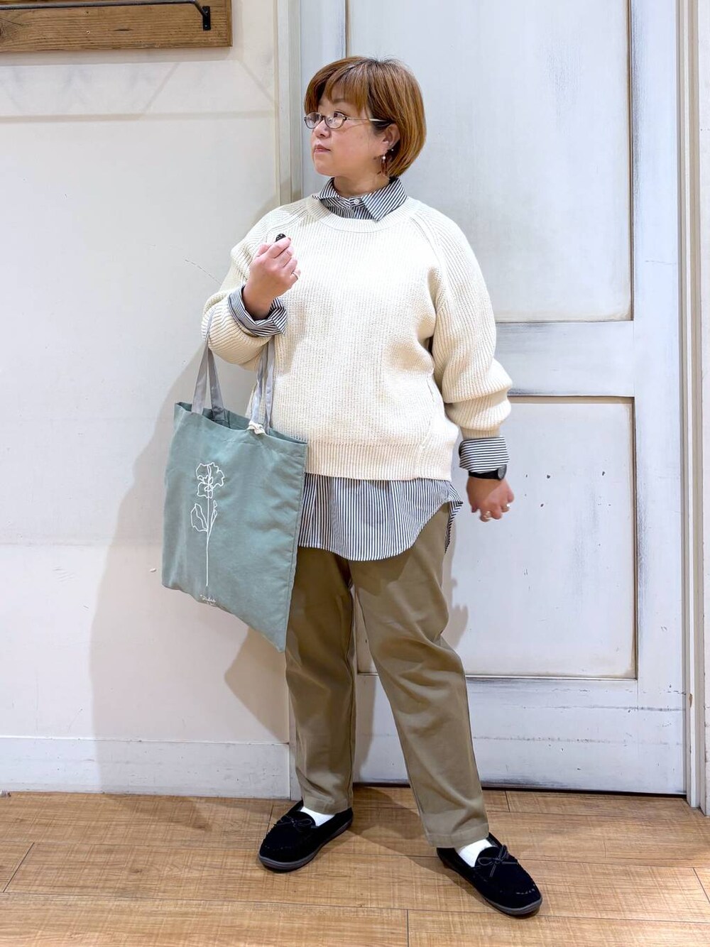 「低身長、着痩せ・細見え、テーパードパンツ、ナチュラル、体型カバー、ゆったり、ママコーデ、楽ちんコーデ、クリップスタッフ_studio CLIP、studio CLIP、カジュアル、ニット、冬コーデ、トートバッグ」｜「studio CLIPのイージーあったかテーパードパンツ[プチ・プラスサイズあり]（その他パンツ、ブラウン系）」を使った、tosa0101さん（レディース・152cm）の冬コーディネートの1枚目の写真