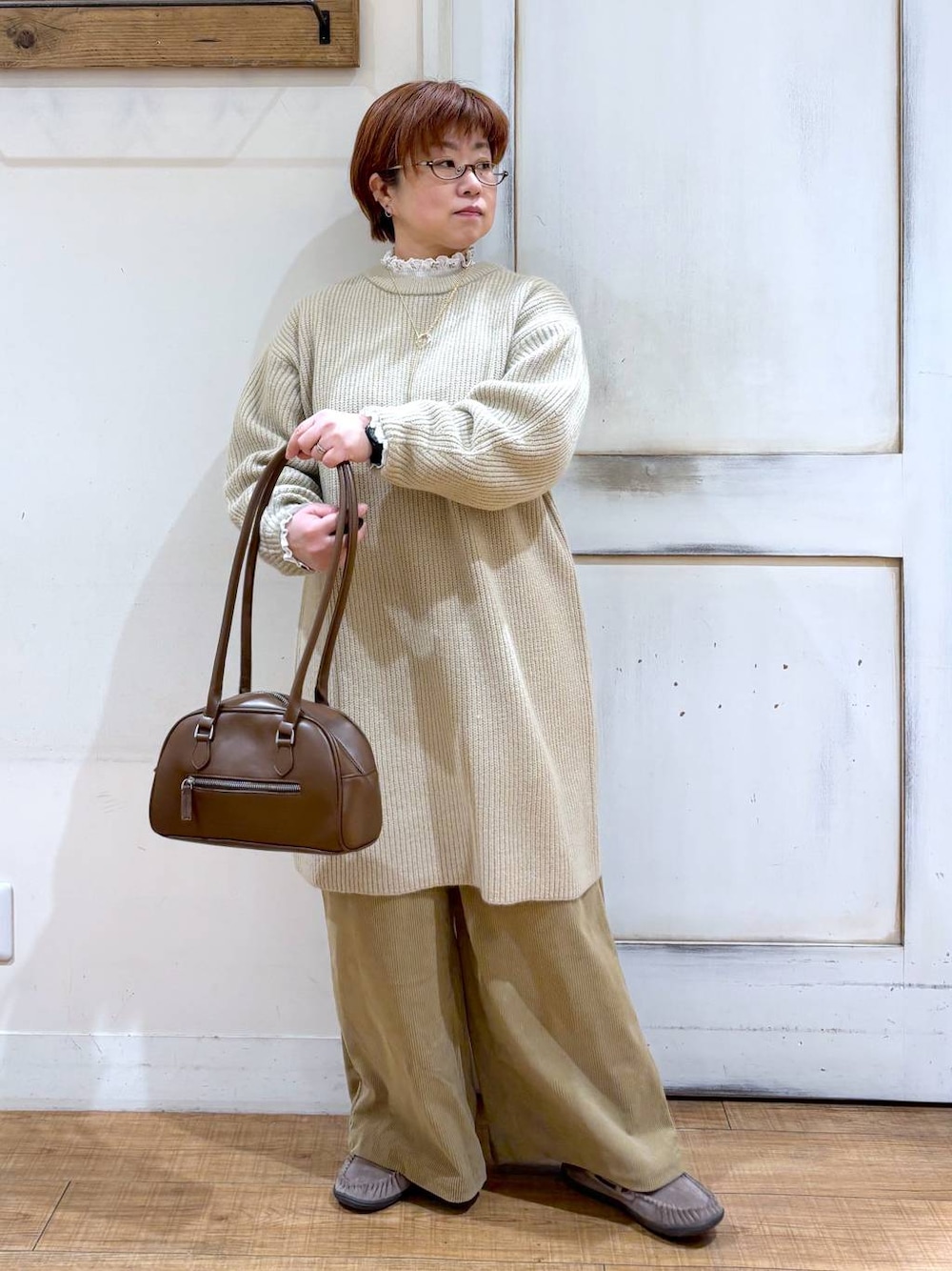 ベージュ系のその他パンツ、グレー系のモカシン/デッキシューズ、ブラウン系のトートバッグを着用したレディースの冬コーディネートの1枚目の写真