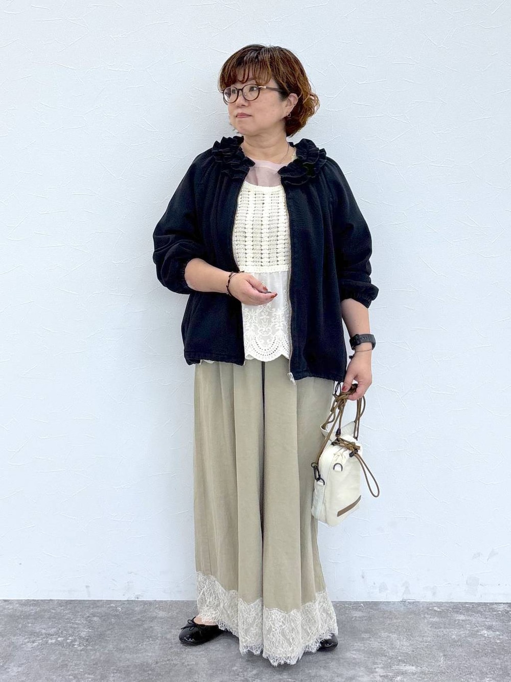 ベージュ系のその他パンツ、ブラック系のブルゾンを着用したレディースの夏コーディネートの1枚目の写真