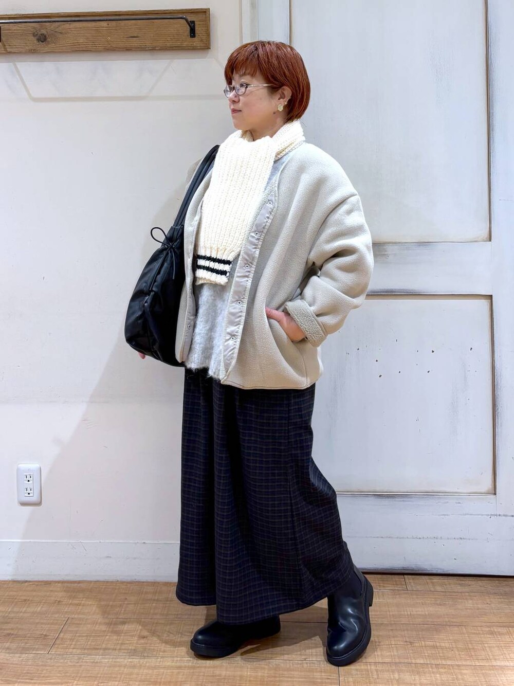 その他のその他パンツ、ブラック系のブーツ、グレー系のブルゾンを着用したレディースの冬コーディネートの1枚目の写真