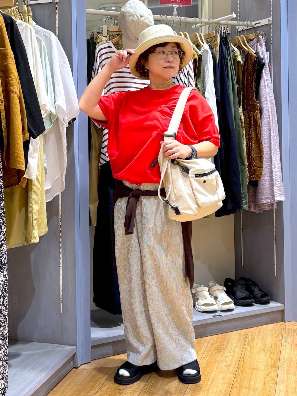 ブラック系のサンダル、レッド系のTシャツ/カットソー、その他のその他パンツを着用したレディースの夏コーディネートの1枚目の写真