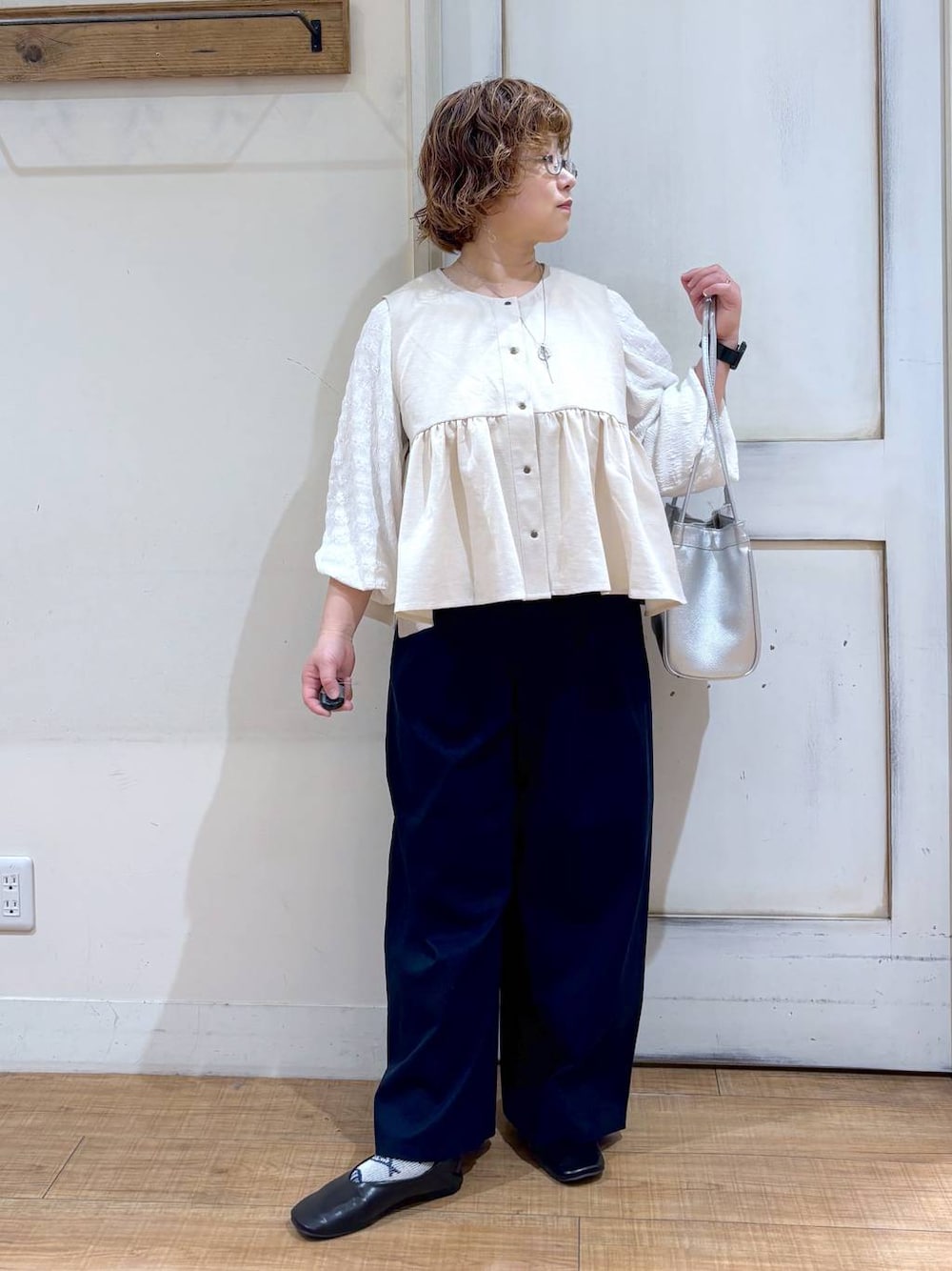 ホワイト系のシャツ/ブラウス、グレー系のその他パンツ、ブラック系のパンプスを着用したレディースの春コーディネートの1枚目の写真