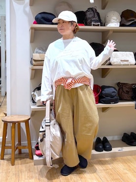 「studio CLIP（スタディオクリップ）の《natural by clip》シルキーバイオロゴロングスリーブTシャツ（Tシャツ/カットソー、ホワイト系）」を使った、tosa0101さん（レディース・152cm）の秋コーディネート