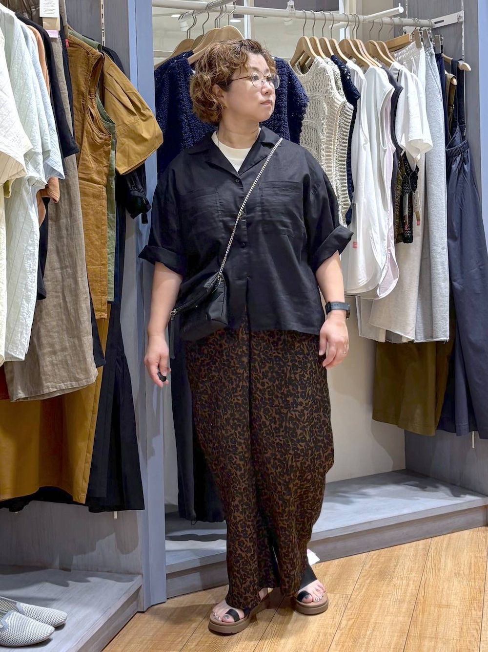 ブラック系のサンダル、イエロー系のシャツ/ブラウス、ベージュ系のTシャツ/カットソーを着用したレディースの夏コーディネートの1枚目の写真