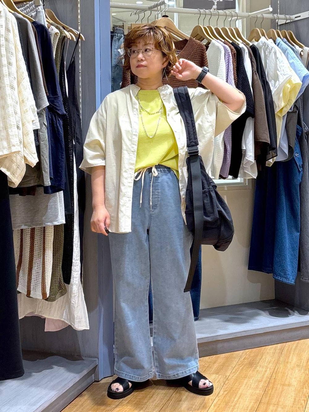 「ナチュラル、体型カバー、ゆったり、ママコーデ、楽ちんコーデ、クリップスタッフ_studio CLIP、studio CLIP、カジュアル、シャツ、デニムパンツ、ワイドパンツ、ニット、接触冷感、リラックス、低身長」｜「studio CLIPの【軽量】軽らくベルトサンダル（サンダル、ブラック系）」を使った、tosa0101さん（レディース・152cm）の夏コーディネートの1枚目の写真