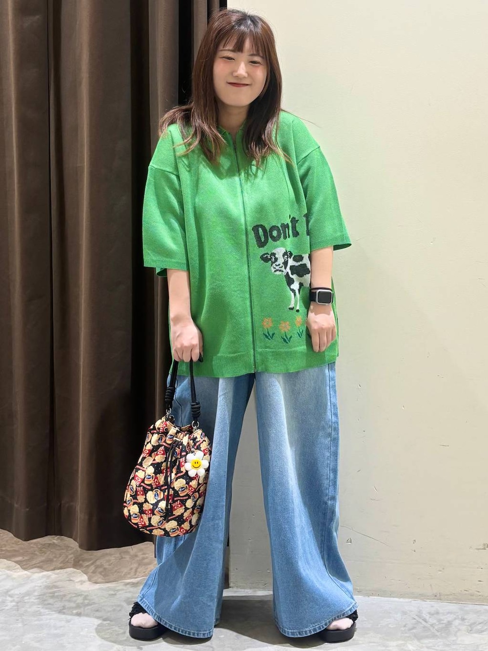 ブラック系のサンダル、ブルー系のデニムパンツ、グリーン系のシャツ/ブラウスを着用したレディースの夏コーディネートの1枚目の写真