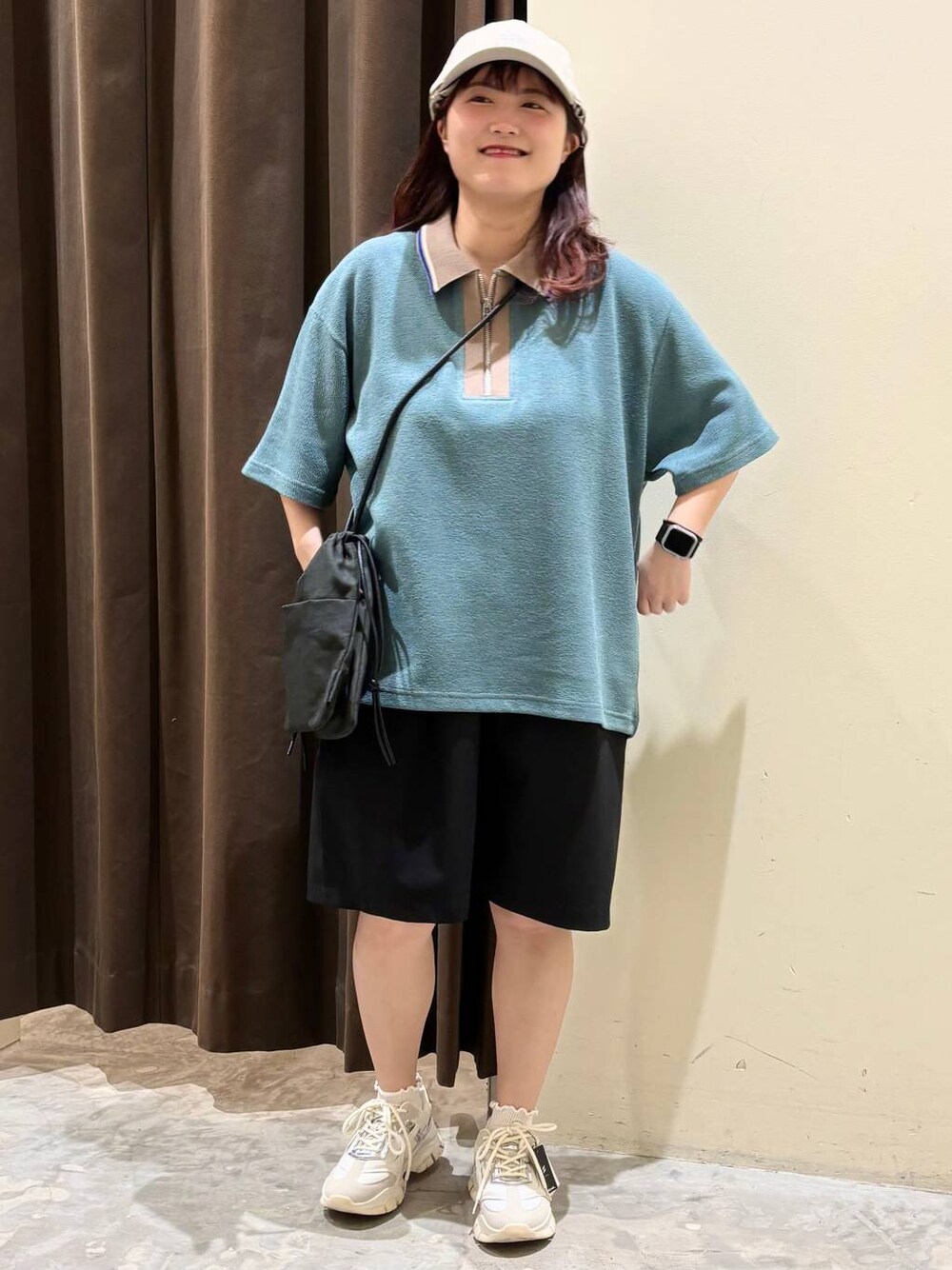 ベージュ系のスニーカー、ブラック系のショルダーバッグ、ブラック系のその他パンツを着用したレディースの春コーディネートの1枚目の写真