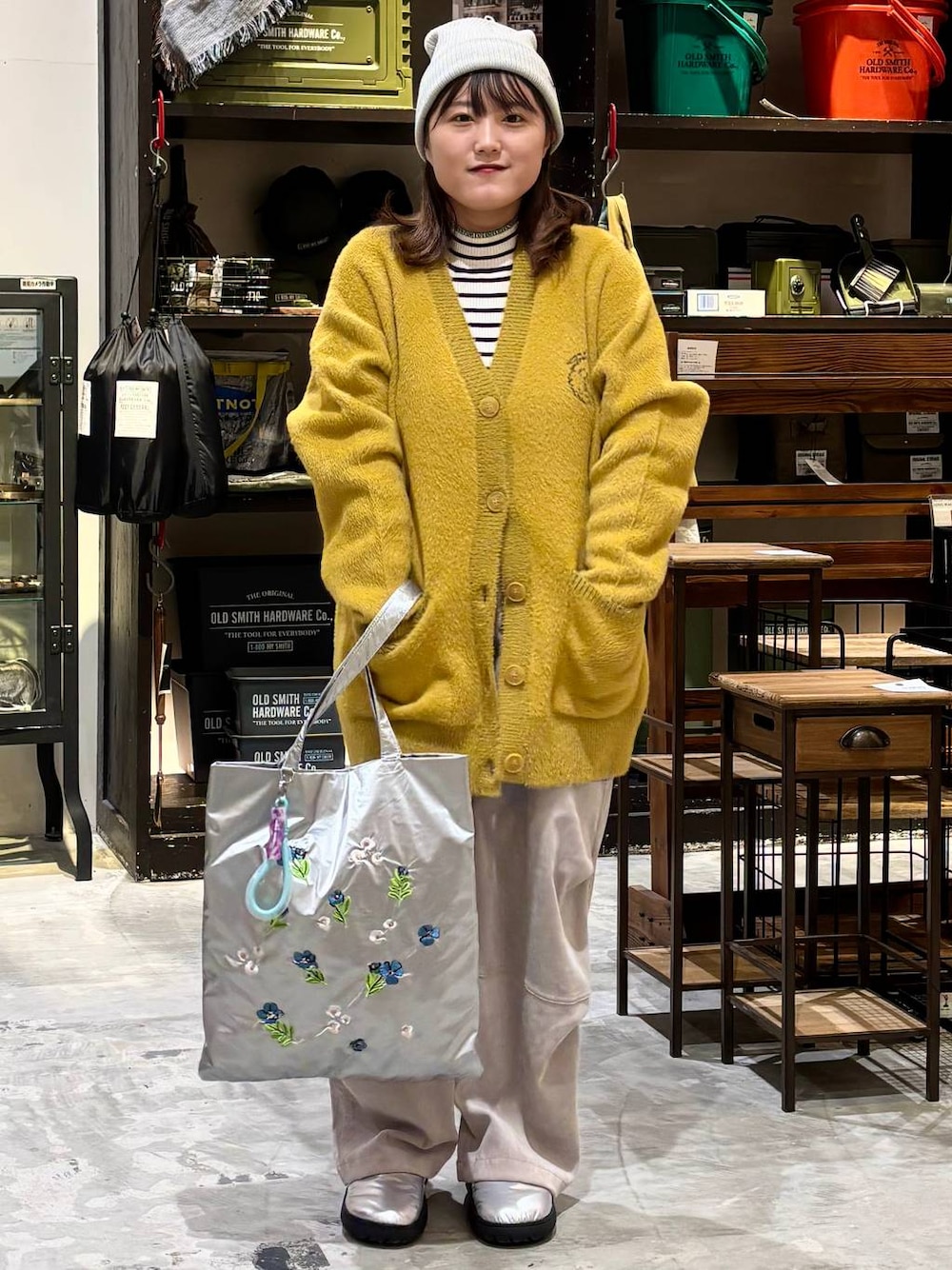 ベージュ系のその他パンツ、シルバー系のスリッポン、ホワイト系のTシャツ/カットソーを着用したレディースの冬コーディネートの1枚目の写真
