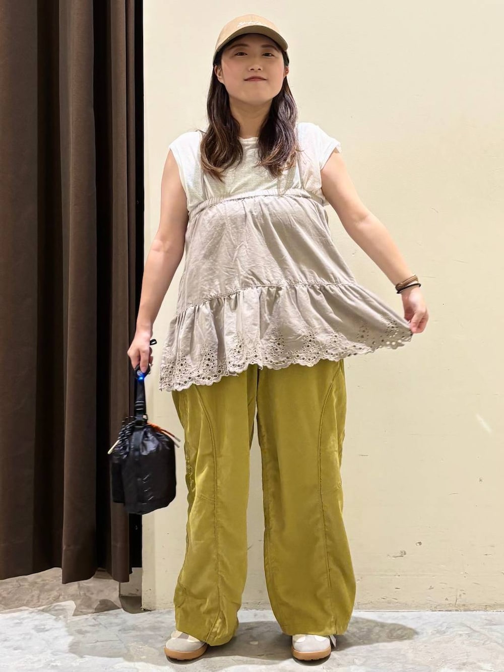 イエロー系のその他パンツ、ホワイト系のタンクトップ、ベージュ系のスニーカーを着用したレディースの夏コーディネートの1枚目の写真