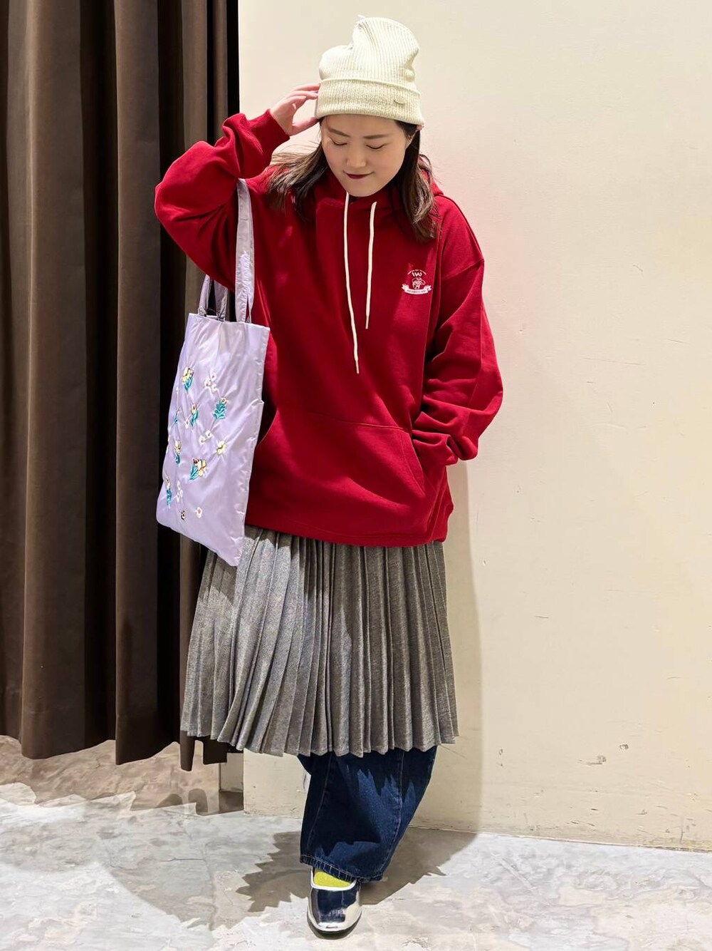 ブルー系のデニムパンツ、その他のスカート、シルバー系のパンプスを着用したレディースの冬コーディネートの1枚目の写真