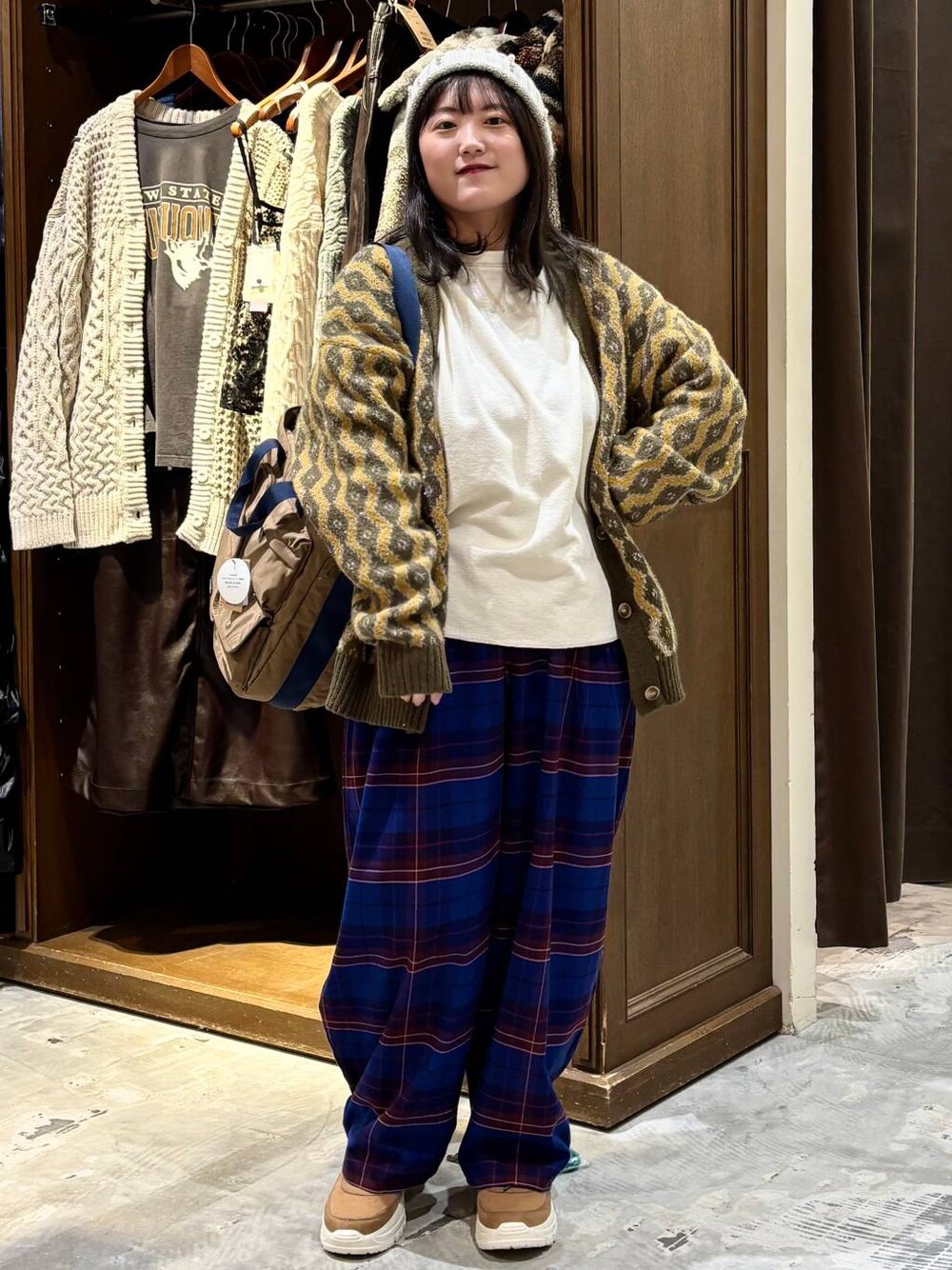 ブルー系のその他パンツ、ベージュ系のTシャツ/カットソー、ブラウン系のトートバッグを着用したレディースの冬コーディネートの1枚目の写真