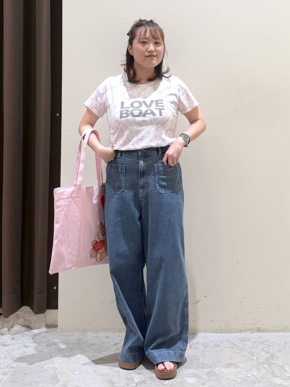 ブラック系のサンダル、ブルー系のその他パンツ、ホワイト系のTシャツ/カットソーを着用したレディースの夏コーディネートの1枚目の写真
