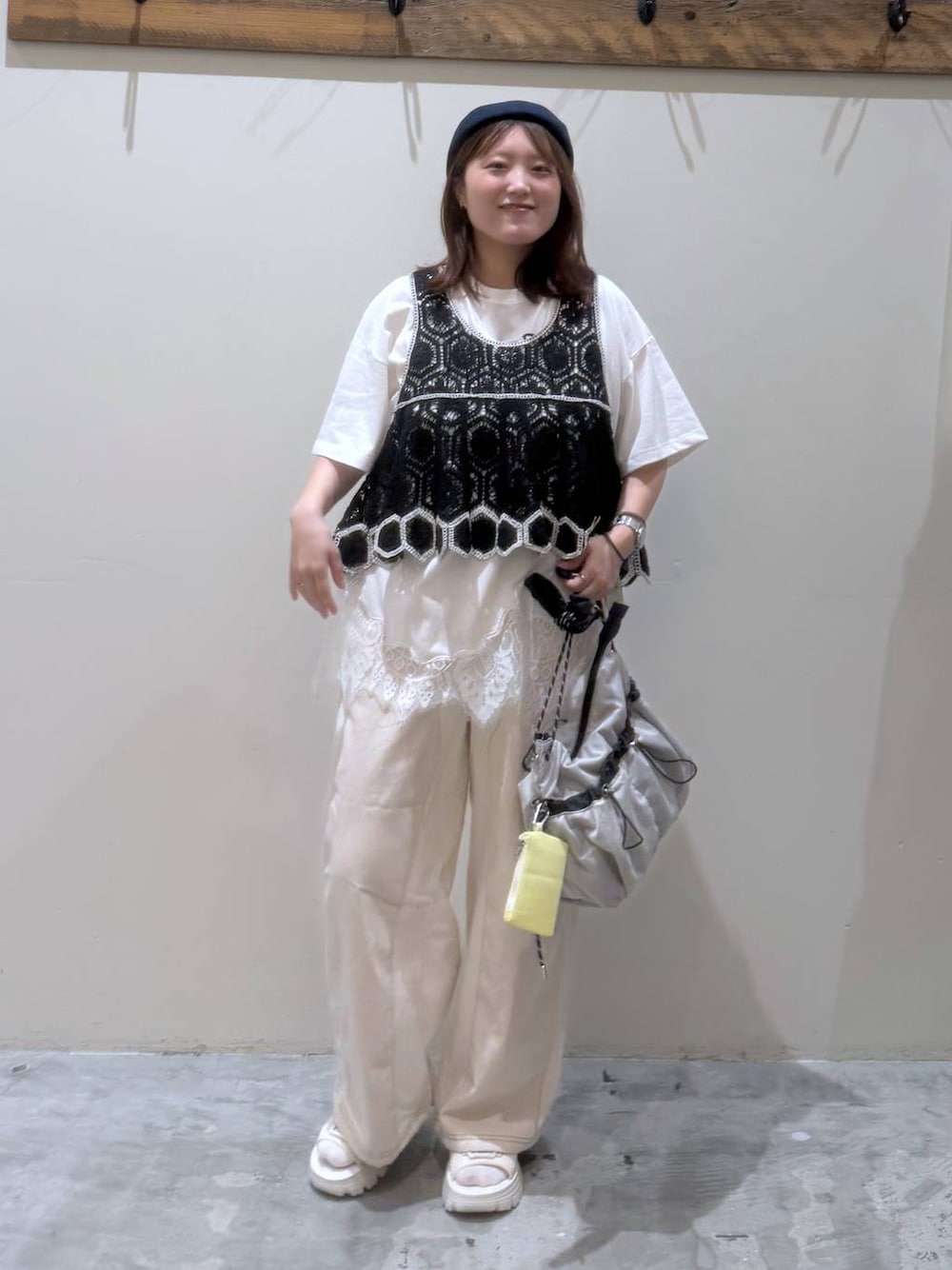 ベージュ系のデニムパンツ、ブラック系のその他トップス、ベージュ系のサンダルを着用したレディースの夏コーディネートの1枚目の写真