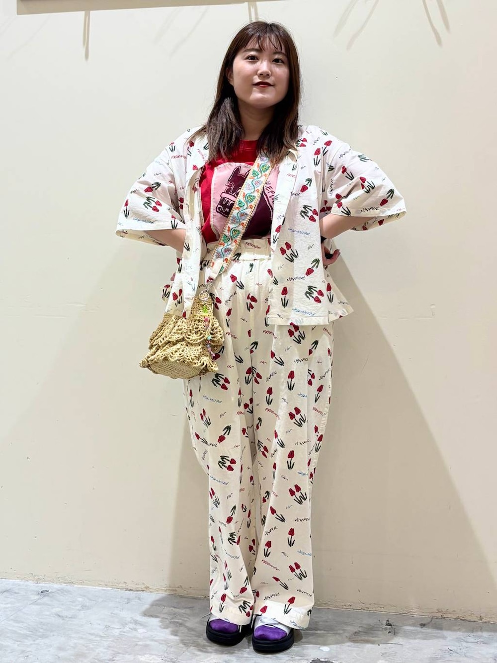 シルバー系のサンダル、ベージュ系のショルダーバッグ、レッド系のTシャツ/カットソーを着用したレディースの春コーディネートの1枚目の写真