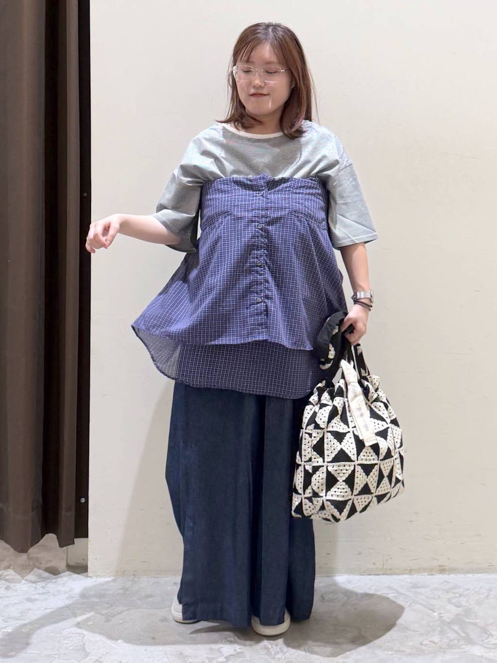 その他のトートバッグ、ブルー系のその他パンツ、グレー系のスニーカーを着用したレディースの夏コーディネートの1枚目の写真
