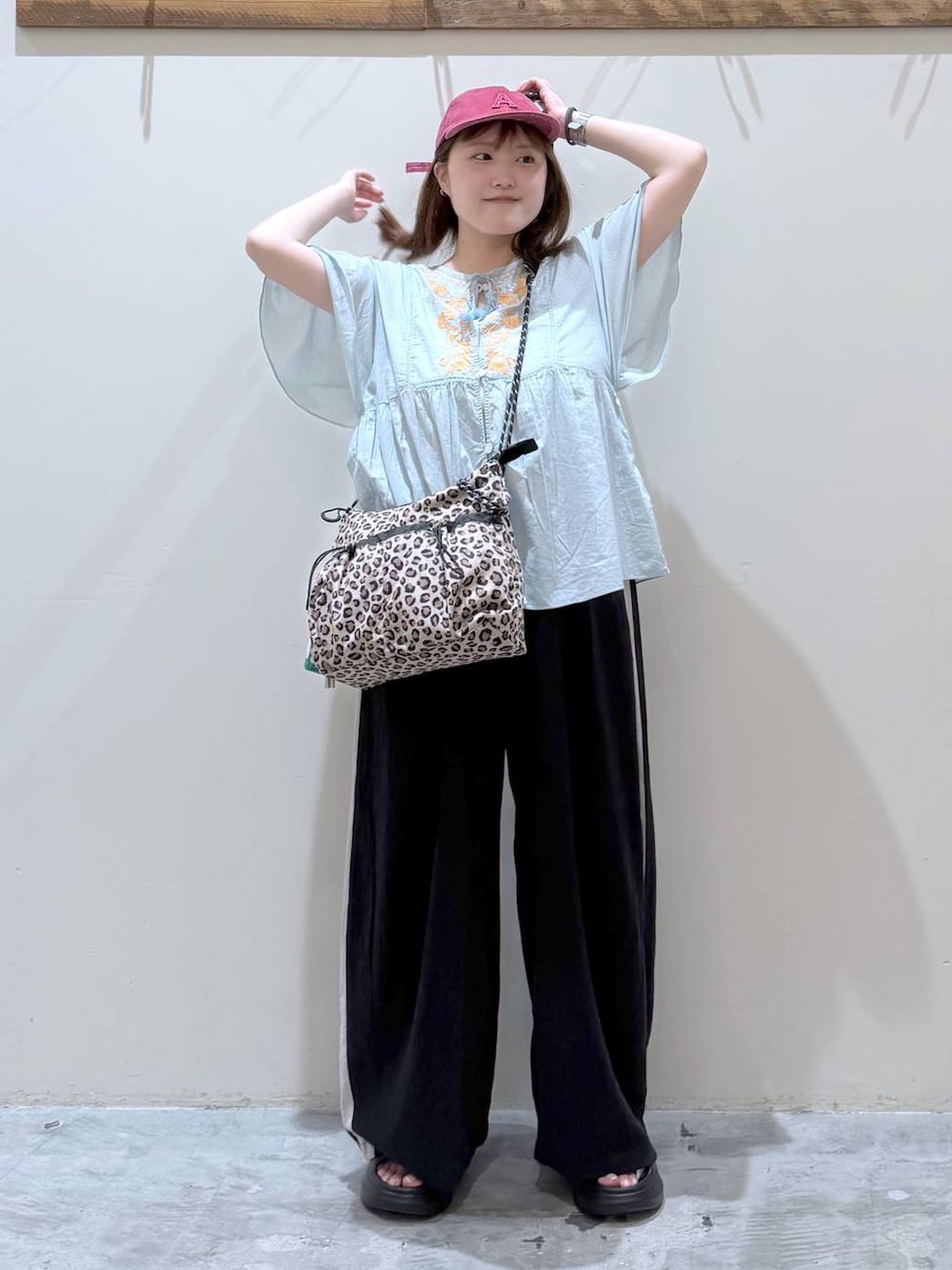 グレー系のその他パンツ、ブルー系のシャツ/ブラウス、ブラック系のサンダルを着用したレディースの夏コーディネートの1枚目の写真