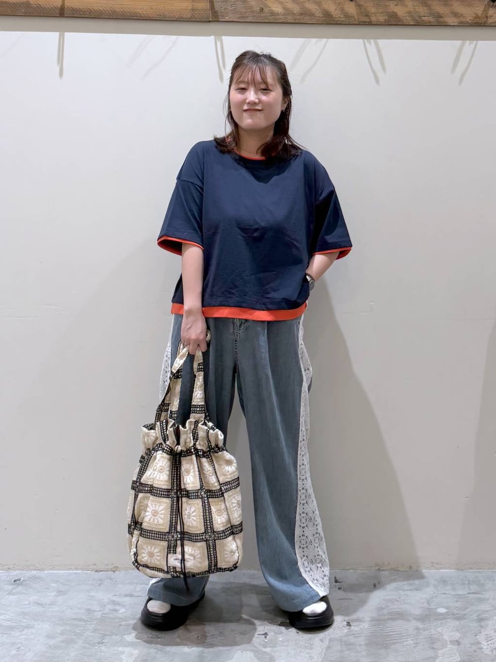 その他のトートバッグ、ブラック系のサンダル、ブルー系のTシャツ/カットソーを着用したレディースの夏コーディネートの1枚目の写真
