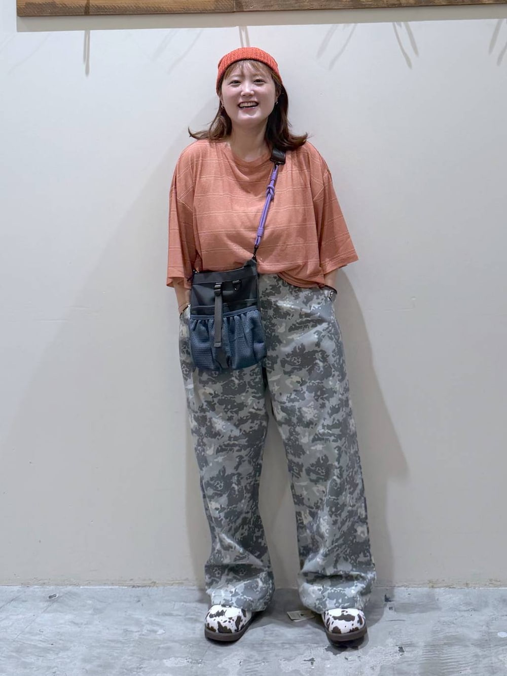 その他のその他パンツ、その他のスニーカー、グレー系のショルダーバッグを着用したレディースの夏コーディネートの1枚目の写真