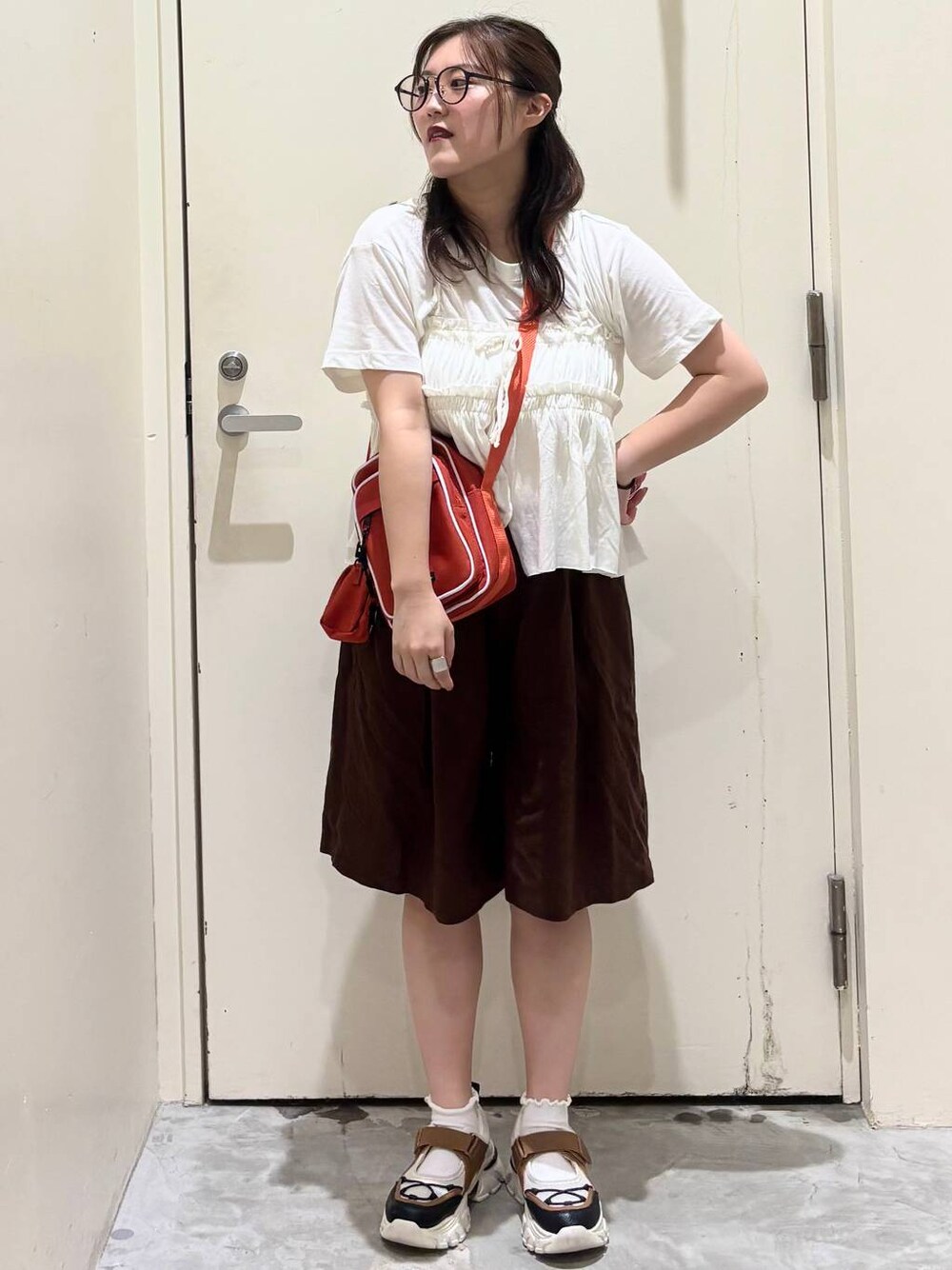 その他のスニーカー、ホワイト系のTシャツ/カットソー、ブラウン系のその他パンツを着用したレディースの夏コーディネートの1枚目の写真