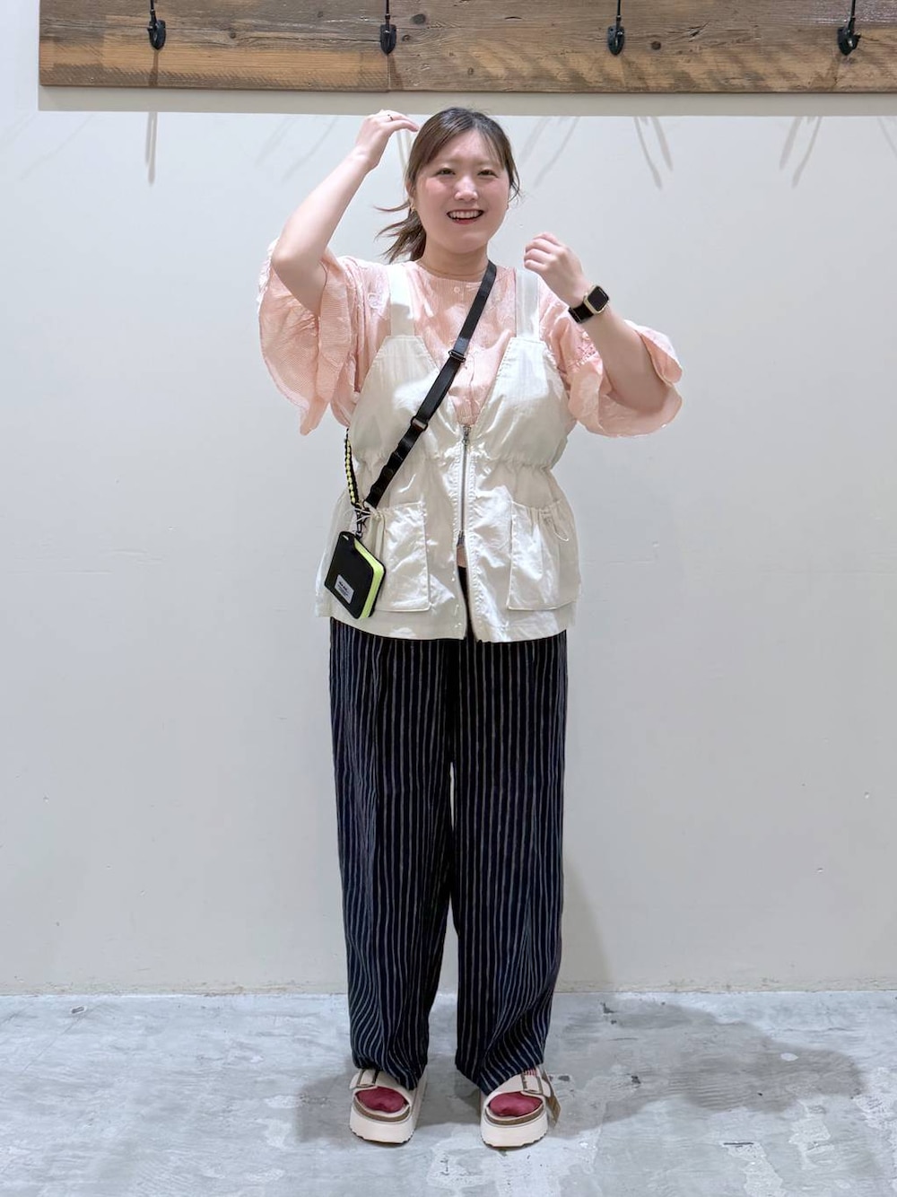ブルー系のその他パンツ、オレンジ系のシャツ/ブラウス、ベージュ系のサンダルを着用したレディースの夏コーディネートの1枚目の写真
