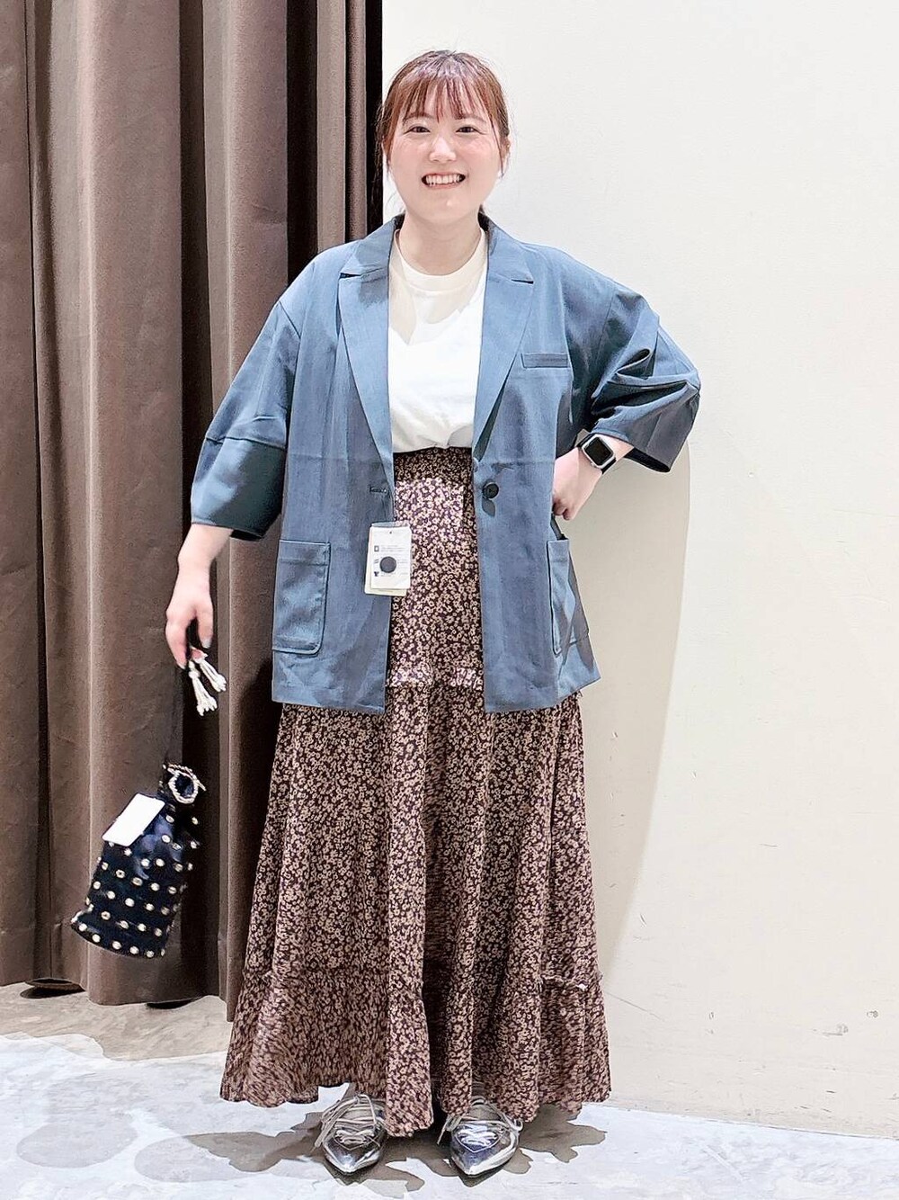 グレー系のその他アウター、グレー系のサンダル、ブラウン系のスカートを着用したレディースの春コーディネートの1枚目の写真