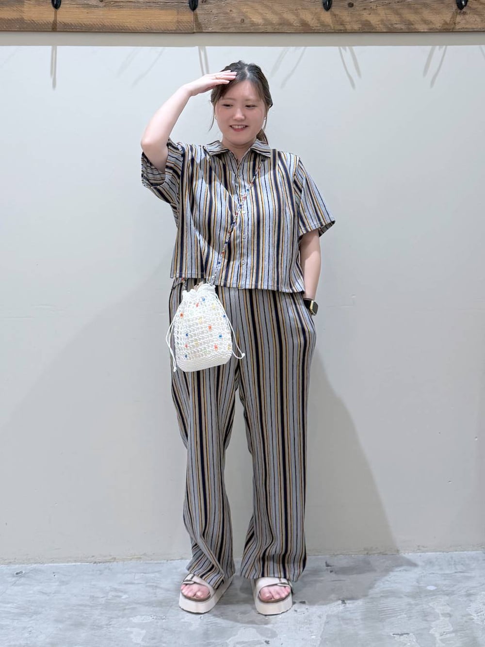 ベージュ系のサンダル、ブルー系のシャツ/ブラウス、ブルー系のその他パンツを着用したレディースの春コーディネートの1枚目の写真