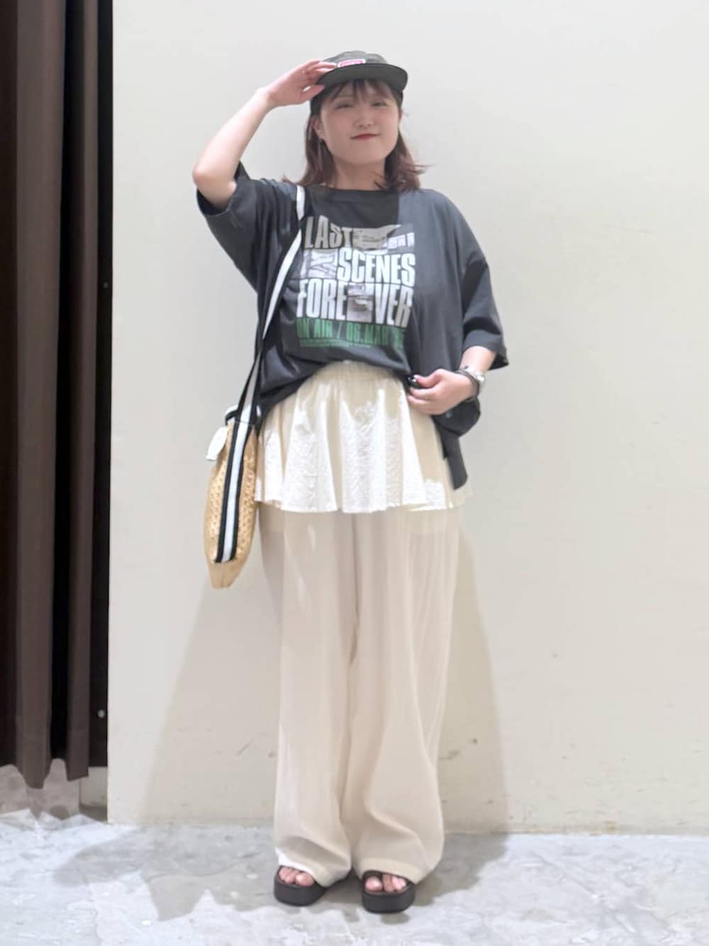 ブラウン系のサンダル、ベージュ系のトートバッグ、グレー系のTシャツ/カットソーを着用したレディースの夏コーディネートの1枚目の写真
