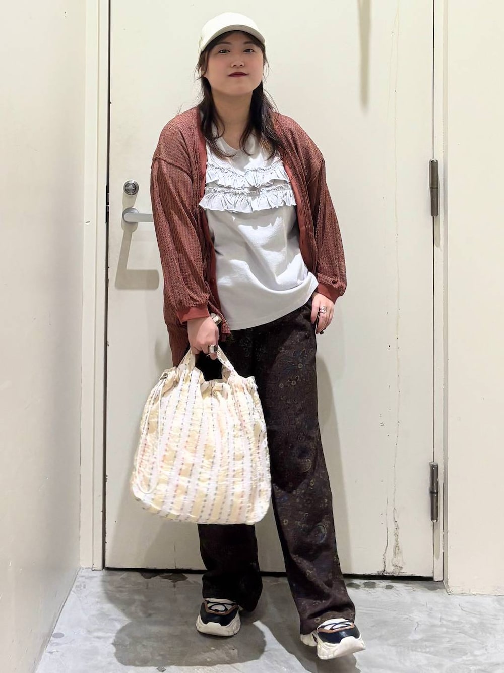 ブラウン系のカーディガン/ボレロ、ベージュ系のその他パンツ、その他のスニーカーを着用したレディースの夏コーディネートの1枚目の写真