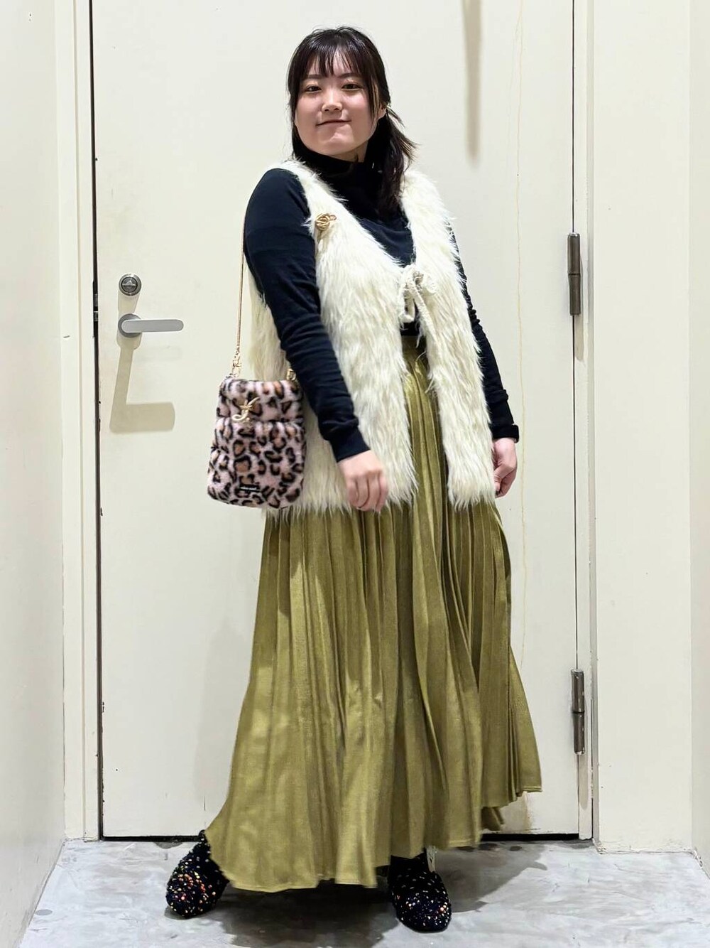 その他のバレエシューズ、ブラック系のTシャツ/カットソー、その他のショルダーバッグを着用したレディースの冬コーディネートの1枚目の写真