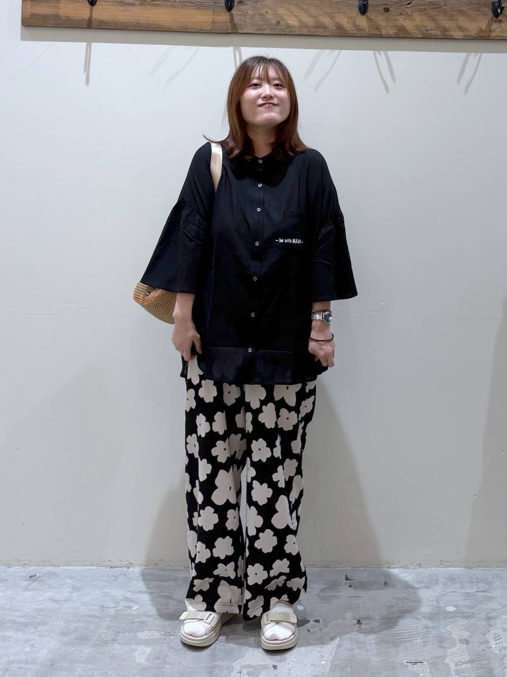 ベージュ系のサンダル、その他のその他パンツ、ベージュ系のショルダーバッグを着用したレディースの夏コーディネートの1枚目の写真