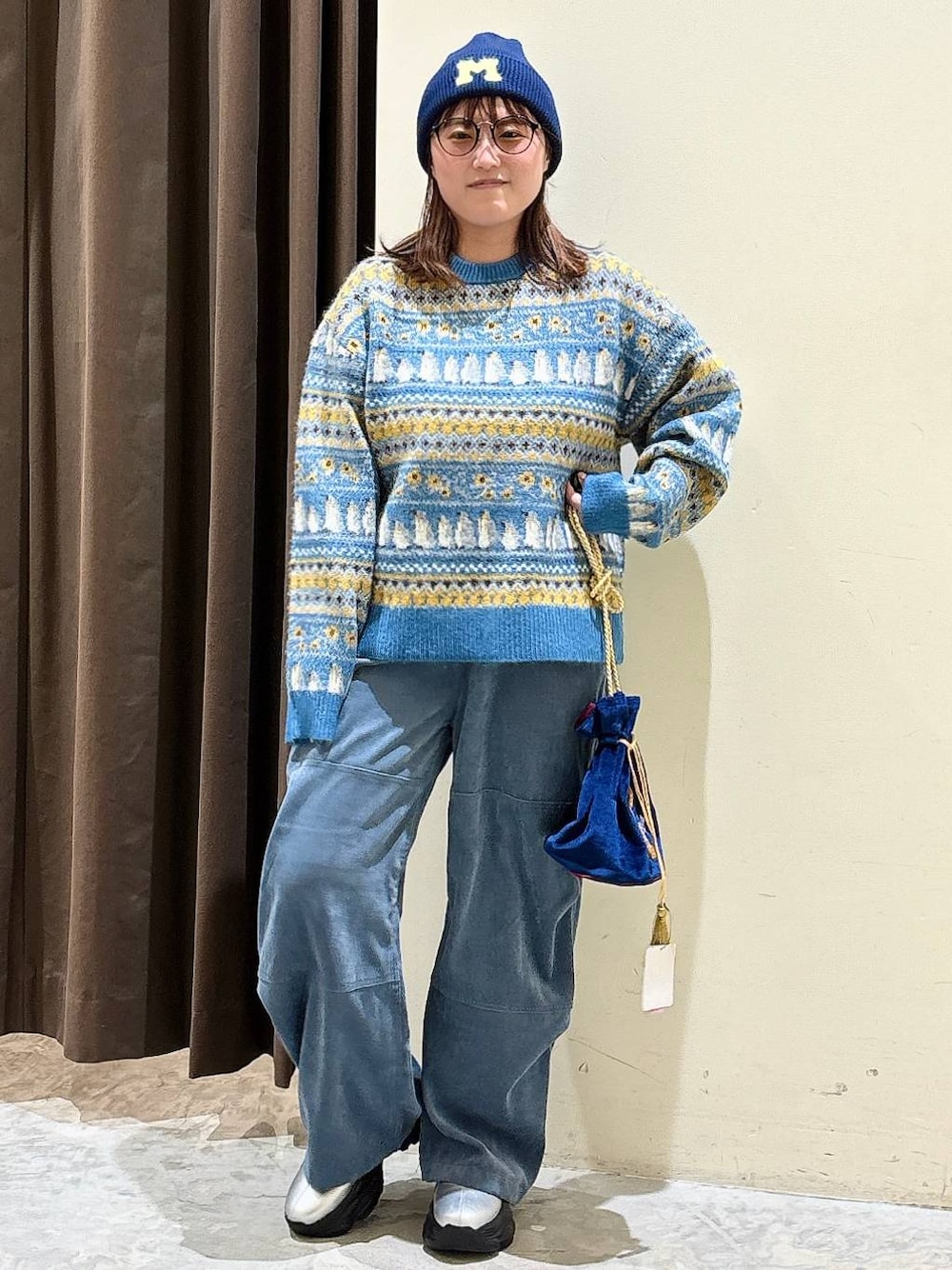 ブルー系のその他パンツ、その他のショルダーバッグ、グレー系のブーツを着用したレディースの冬コーディネートの1枚目の写真