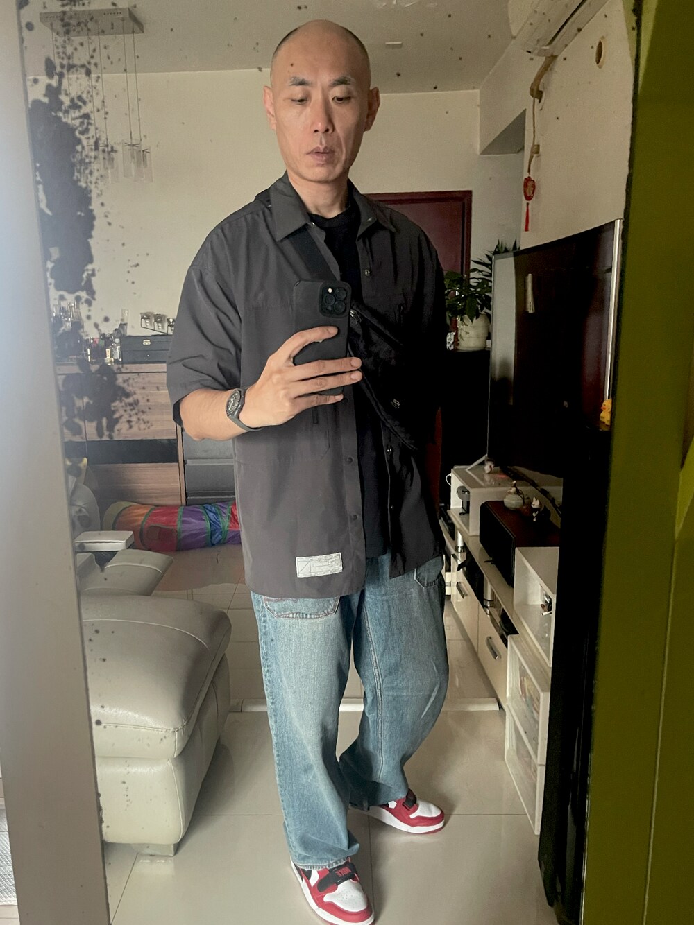「VANSのアイテム（ショルダーバッグ、グレー系）」を使った、Hans Lauさん（メンズ・183cm）の春コーディネートの1枚目の写真