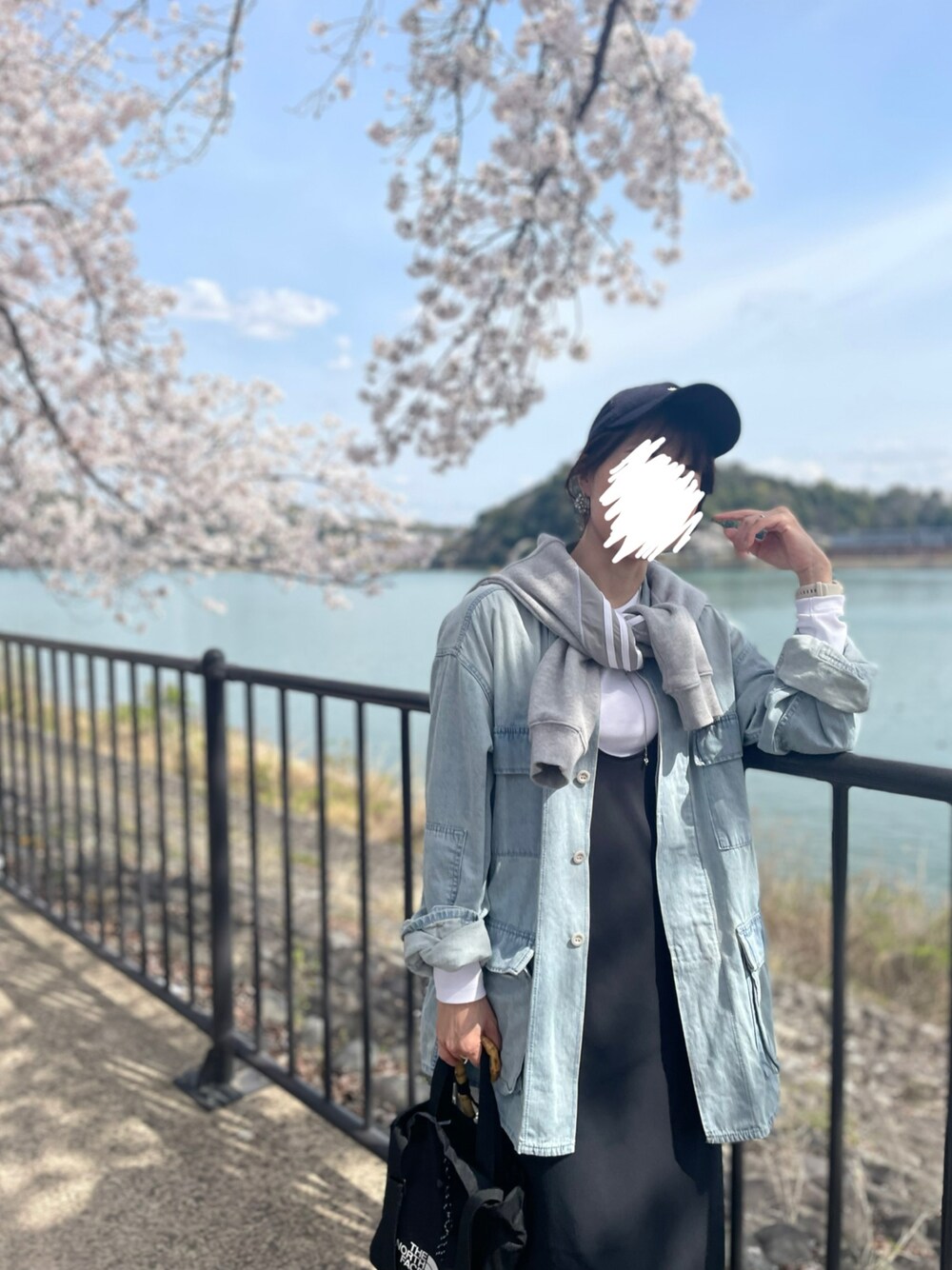 「春めき満開コーデ、デニムシャツ、キレイめカジュアル、春服、オトナカジュアル、キャップ、ワンピース」｜「GALLARDAGALANTEの【2WAY】ストレッチマキシワンピース（ワンピース、ブラック系）」を使った、162outfitさん（レディース・161cm）の春コーディネートの1枚目の写真