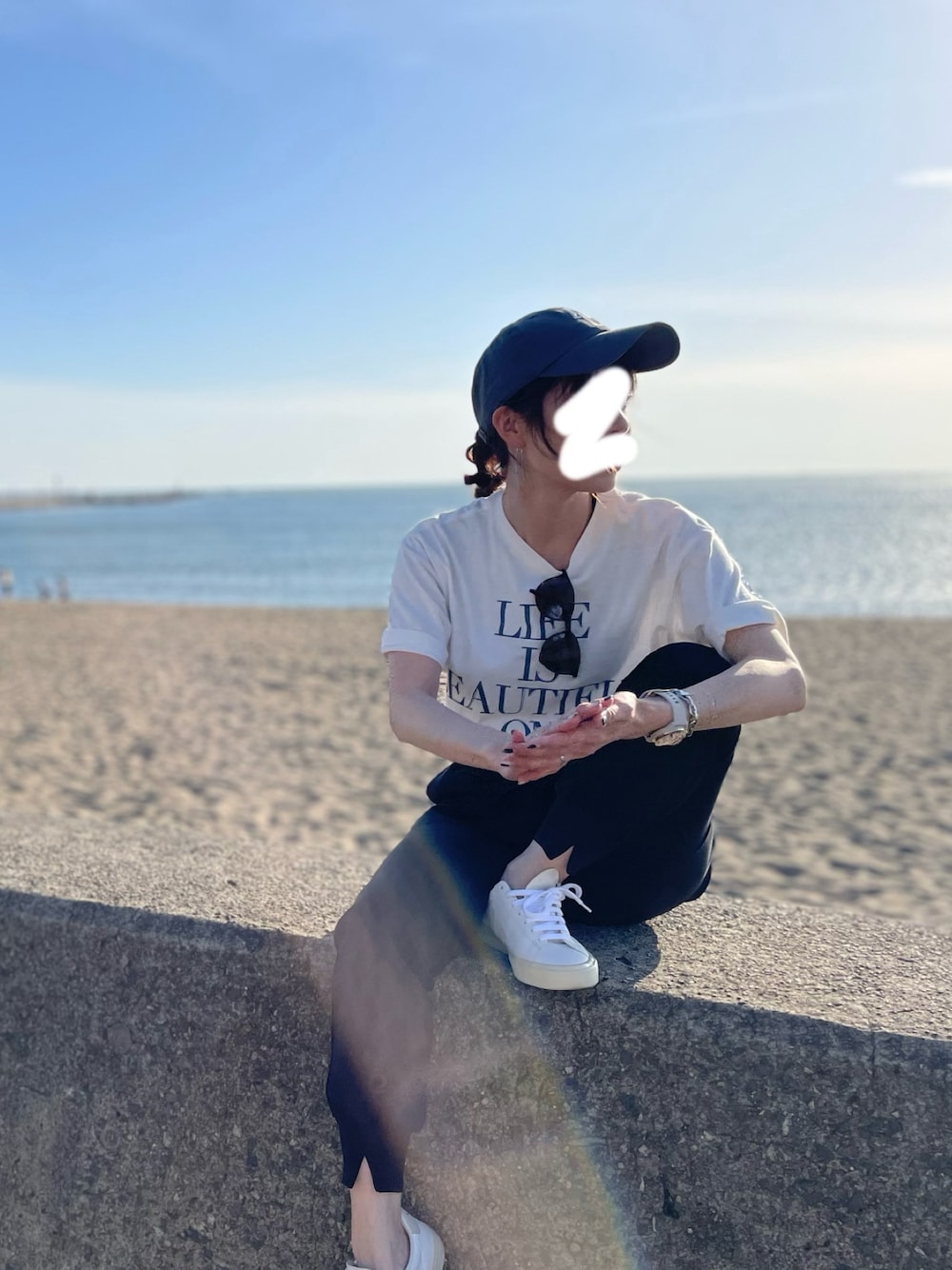 「初夏コーデ、シンプルスタイル、オトナ女子、お出かけコーデ、スニーカーコーデ、キャップ、海」｜「VEJAのVEJA / “CAMPO”  スニーカー（スニーカー、ホワイト系）」を使った、162outfitさん（レディース・162cm）の春コーディネートの1枚目の写真