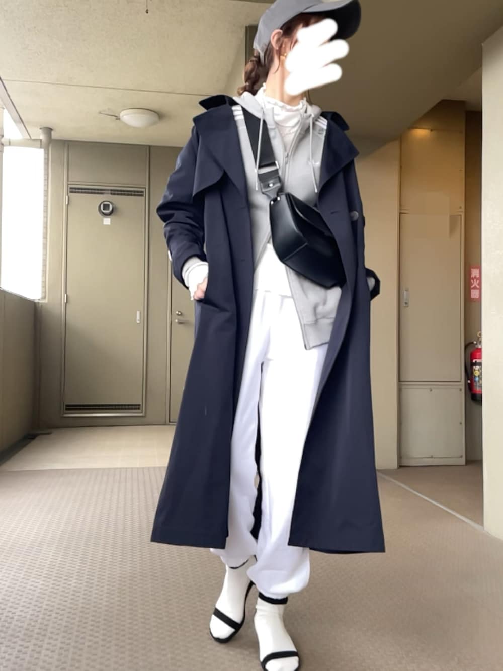「ゆるコーデ、春ファッション、オトナカジュアル、スウェット、アメリカーナ、トレンチコート、キャップ、スポーツミックス」｜「adidasのアイテム（パーカー、グレー系）」を使った、162outfitさん（レディース・162cm）の春コーディネートの1枚目の写真