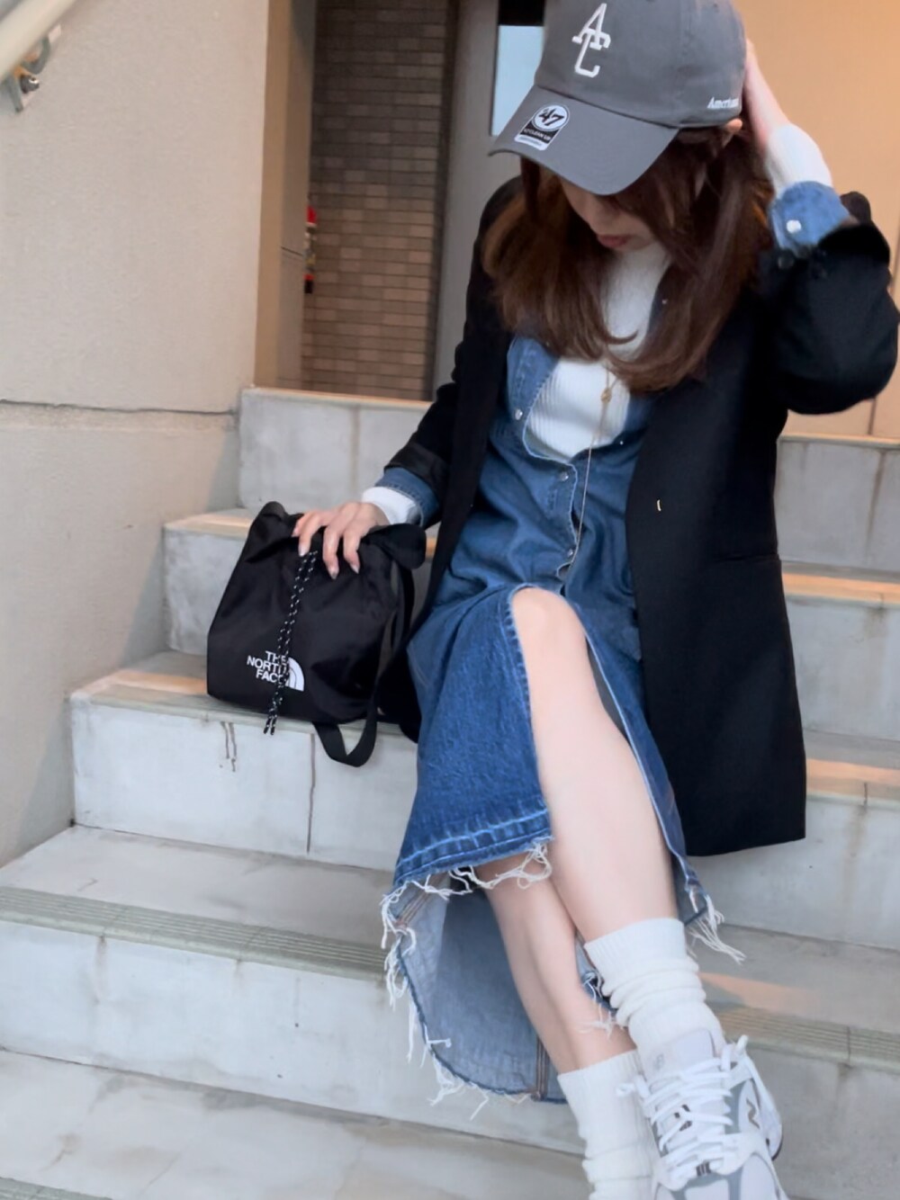 「オトナカジュアル、大人カジュアル、春服、シンプルコーデ、スニーカーコーデ、デニム」｜「BARNYARDSTORMのBARNYARDSTORM / ノーカラーホームスパンジャケット（ノーカラージャケット、ブラック系）」を使った、162outfitさん（レディース・162cm）の冬コーディネートの1枚目の写真