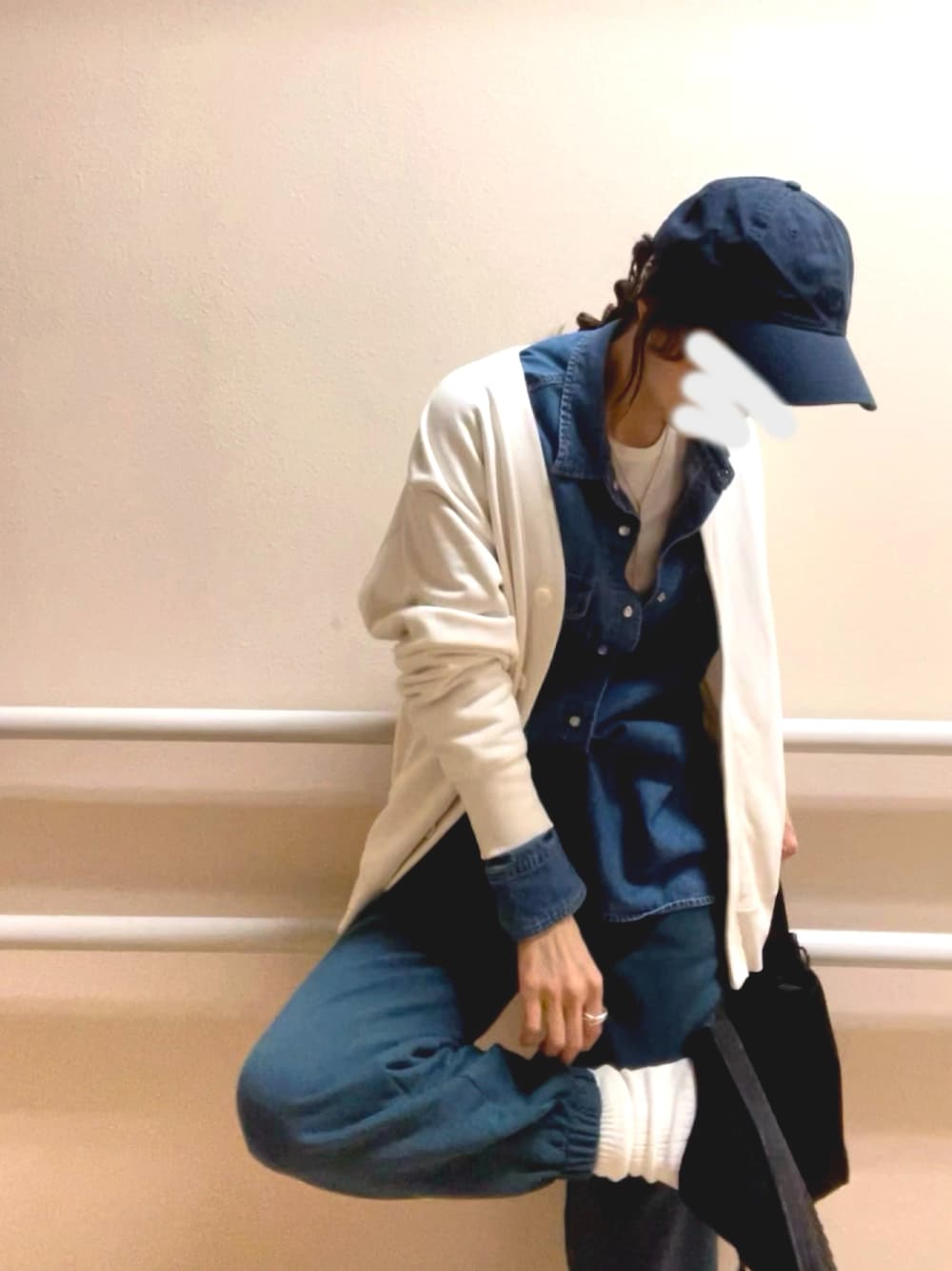 「カジュアルコーデ、シンプル、ラクチンコーデ、スウェット、ネイビー×ホワイト、スリッポン」｜「UNIQLOのアイテム（スウェットパンツ、ブルー系）」を使った、162outfitさん（レディース・162cm）の冬コーディネートの1枚目の写真