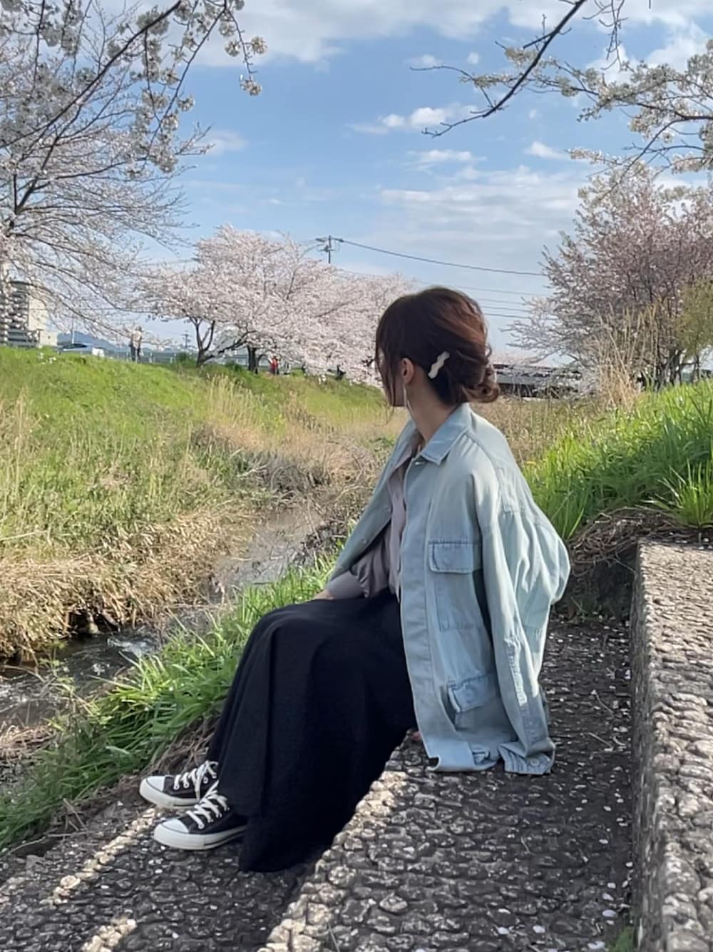 「シンプル、大人女子、お出かけコーデ、カジュアルスタイル、シアートップス、お花見、デニムジャケット、コンバース ハイカット、マーメイドスカート」｜「Whim Gazetteの【ai no de】OKAYAMA シャツブルゾン（ブルゾン、ブルー系）」を使った、162outfitさん（レディース・162cm）の春コーディネートの1枚目の写真