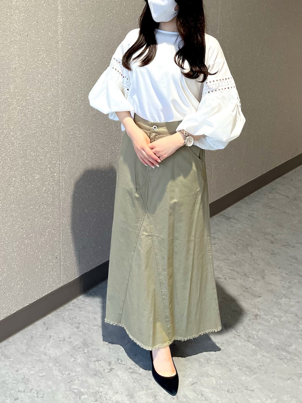 「春夏コーデ、春ファッション、大人コーデ、大人女子、スカートスタイル、春、24SS夏の新作、きれいめコーデ、綺麗めコーデ、カーキ、袖ボリューム、袖コンシャス」｜「INTERPLANETのシルケット天竺袖バルーンデザインプルオーバー（Tシャツ/カットソー、ホワイト系）」を使った、ひらちゃんさん（レディース・155cm）の春コーディネートの1枚目の写真