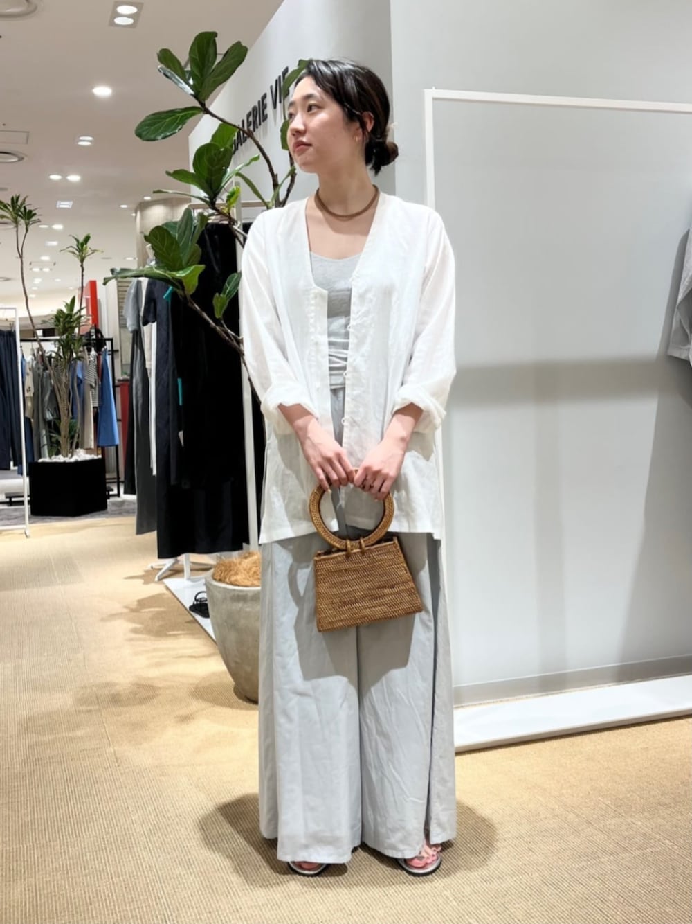 「TOMORROWLAND、トゥモローランド、GALERIE VIE、BALI WERKSTATTE、リネンシャツ、ノーカラーシャツ、インドコットン、イージーパンツ、ワイドパンツ、大人カジュアル、デイリーカジュアル、リラックススタイル」｜「GALERIE VIEのリネンポプリン サイドスリットカラーレスシャツ（シャツ/ブラウス、ホワイト系）」を使った、TOMORROWLAND_onoさん（レディース・157cm）の夏コーディネートの1枚目の写真