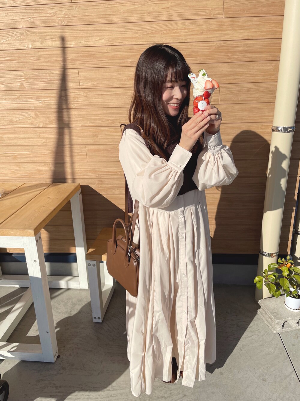 「ワンピース、シンプル、秋のコーデ、ベスト、休日スタイル、ブラウン、シャツワンピ、低身長コーデ、オトナカジュアル、ベスト×ワンピース、エクリール、スクエアバッグ、お洒落さんとつながりたい、ロングワンピース、淡色コーデ」｜「Portのトラぺゾイド ミニボストン ショルダー トートバッグ #（ボストンバッグ、ブラウン系）」を使った、あゆさん（レディース・152cm）の秋コーディネートの1枚目の写真