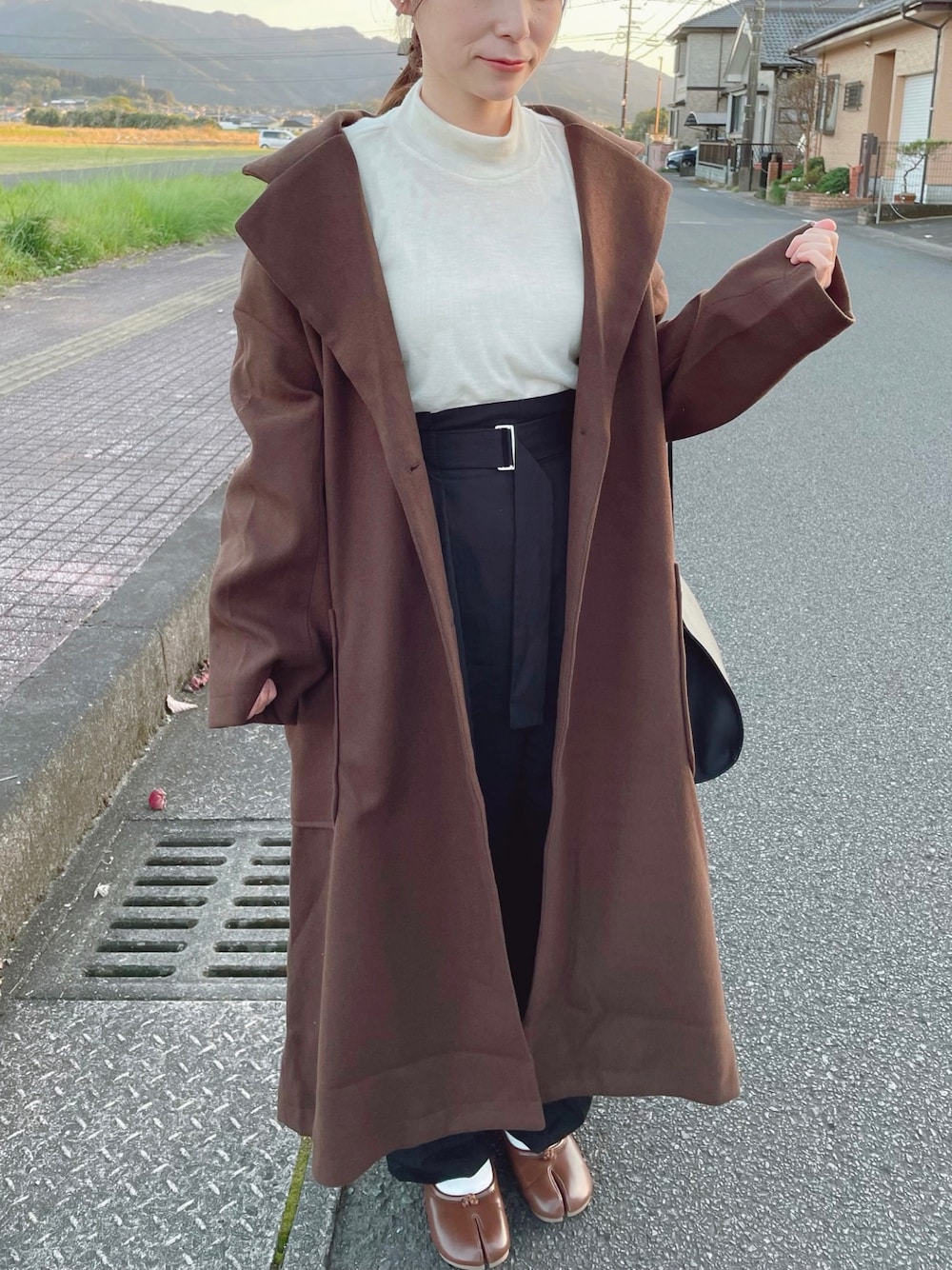 「ビッグシルエット、シンプル、チェスターコート、冬コーデ、タートルネック、オーバーサイズ、休日スタイル、ブラウン、パンツスタイル、低身長コーデ、スクエアバッグ、おしゃれさんと繋がりたい、ECRIRE、エクリール、タックイン」｜「ECRIREのリボン付きマキシ丈　ドロップショルダービッグポケットオーバーチェスターコート（チェスターコート、ブラウン系）」を使った、あゆさん（レディース・152cm）の秋コーディネートの1枚目の写真