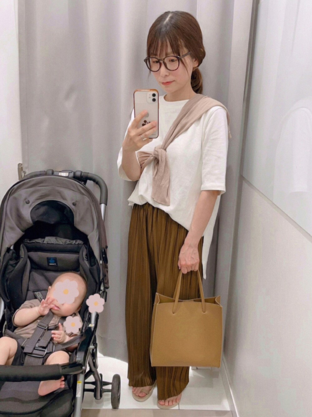 「大人カジュアル、休日スタイル、白Tシャツ、スクエアバッグ、カーディガン、ootd、プリーツパンツ、メガネ女子、夏コーデ、夏だ！Tシャツ着よう！」｜「lawgyのアイテム（パンツ、ブラウン系）」を使った、あゆさん（レディース・152cm）の夏コーディネートの1枚目の写真