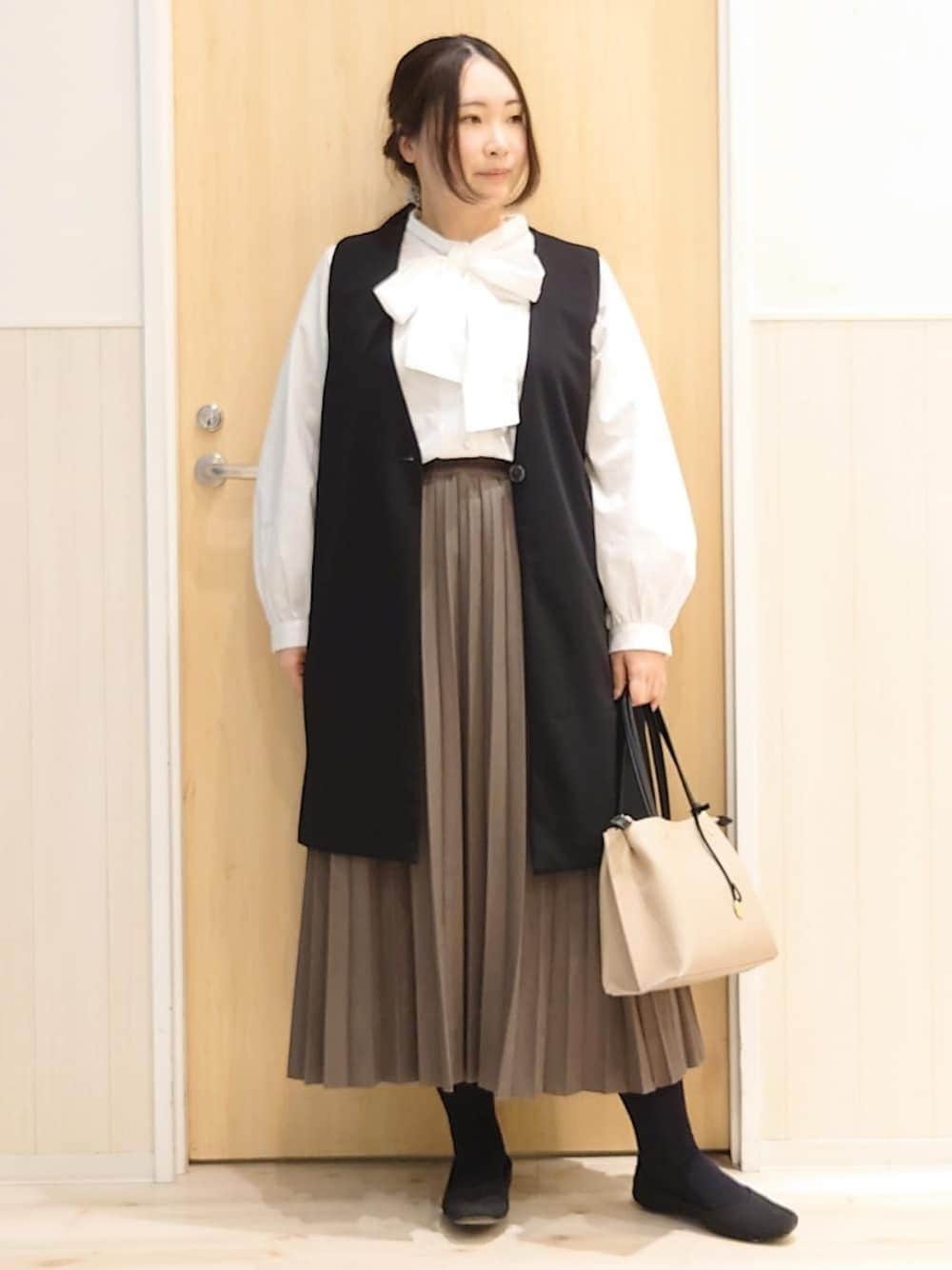「レイヤードスタイル、春服、スカートコーデ、大人女子、春、大人コーデ、セレモニー、プリーツスカート、ジレ、ジレジャケット、春コーデ、ブラウス、きれいめコーディネート、キレイめ」｜「SHOO・LA・RUEの【洗える/S-3L/セットアップ可】セレモニーや通勤にも カットジョーゼット ジレ（ベスト、ブラック系）」を使った、みみさん（レディース・158cm）の冬コーディネートの1枚目の写真