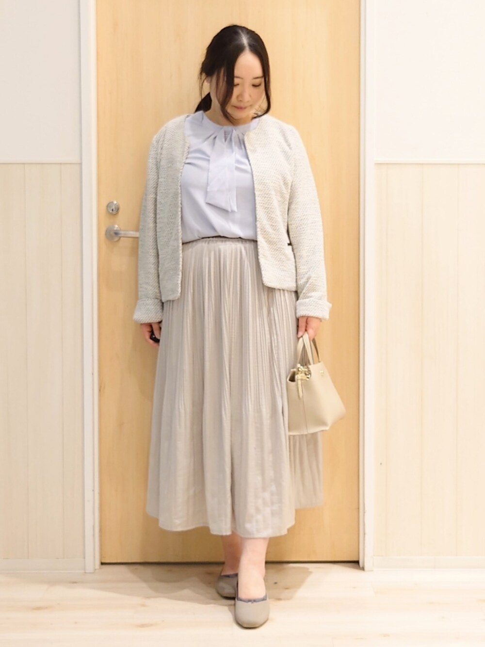 「春服コーデ、春服、大人ファッション、トレンド、オトナカワイイ、オトナ女子、大人コーデ、レディースファッション、スカートコーデ、ホワイトコーデ、春、セレモニー、入学式、150cm台コーデ」｜「SHOO・LA・RUEの【S-3L】セレモニーからデイリーにも 軽くて柔らかくて着心地の良い カットツイードジャケット（ノーカラージャケット、ホワイト系）」を使った、みみさん（レディース・158cm）の冬コーディネートの1枚目の写真
