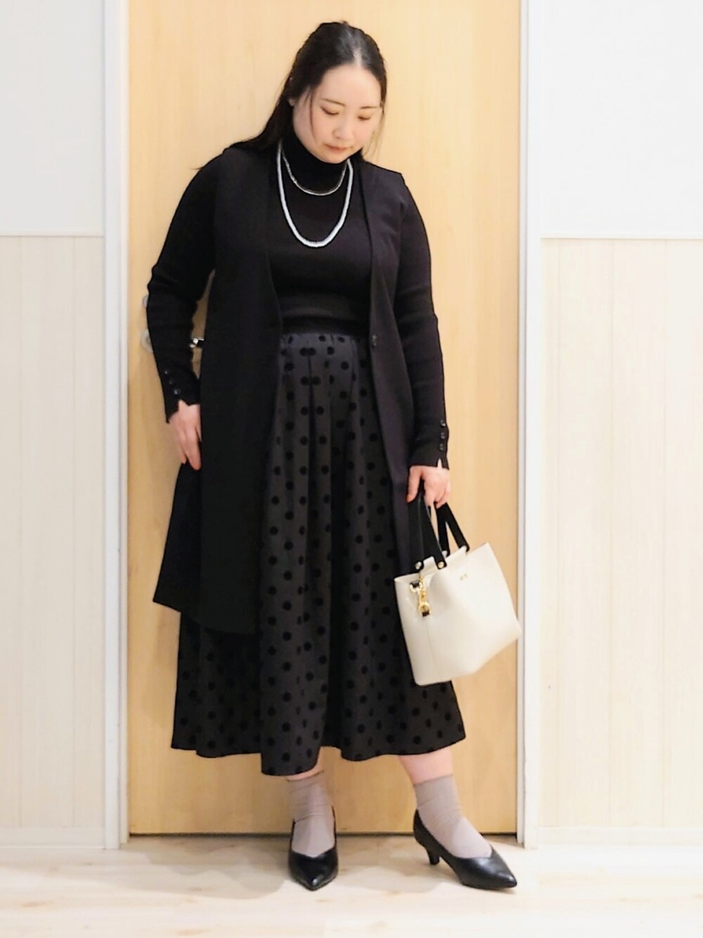 「オトナカワイイ、大人コーデ、お出かけコーデ、きれいめコーディネート、シンプルスタイル、大人かわいい、トレンド、シューラルー、シンプル、40代ファッション、ジレ、ジレスタイル、スカート、スカートスタイル」｜「SHOO・LA・RUEの【洗える/S-3L/セットアップ可】セレモニーや通勤にも カットジョーゼット ジレ（ベスト、ブラック系）」を使った、みみさん（レディース・158cm）の冬コーディネートの1枚目の写真